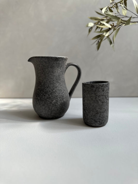 Harmonisches Set ergänzt die Roya the Brand Karaffe Gray auf dem Tisch.