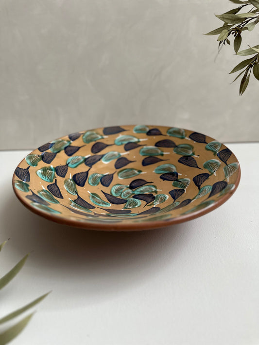 Sanfte Höhe zeigt die Roya the Brand Große Schüssel Fig auf dem Tisch.