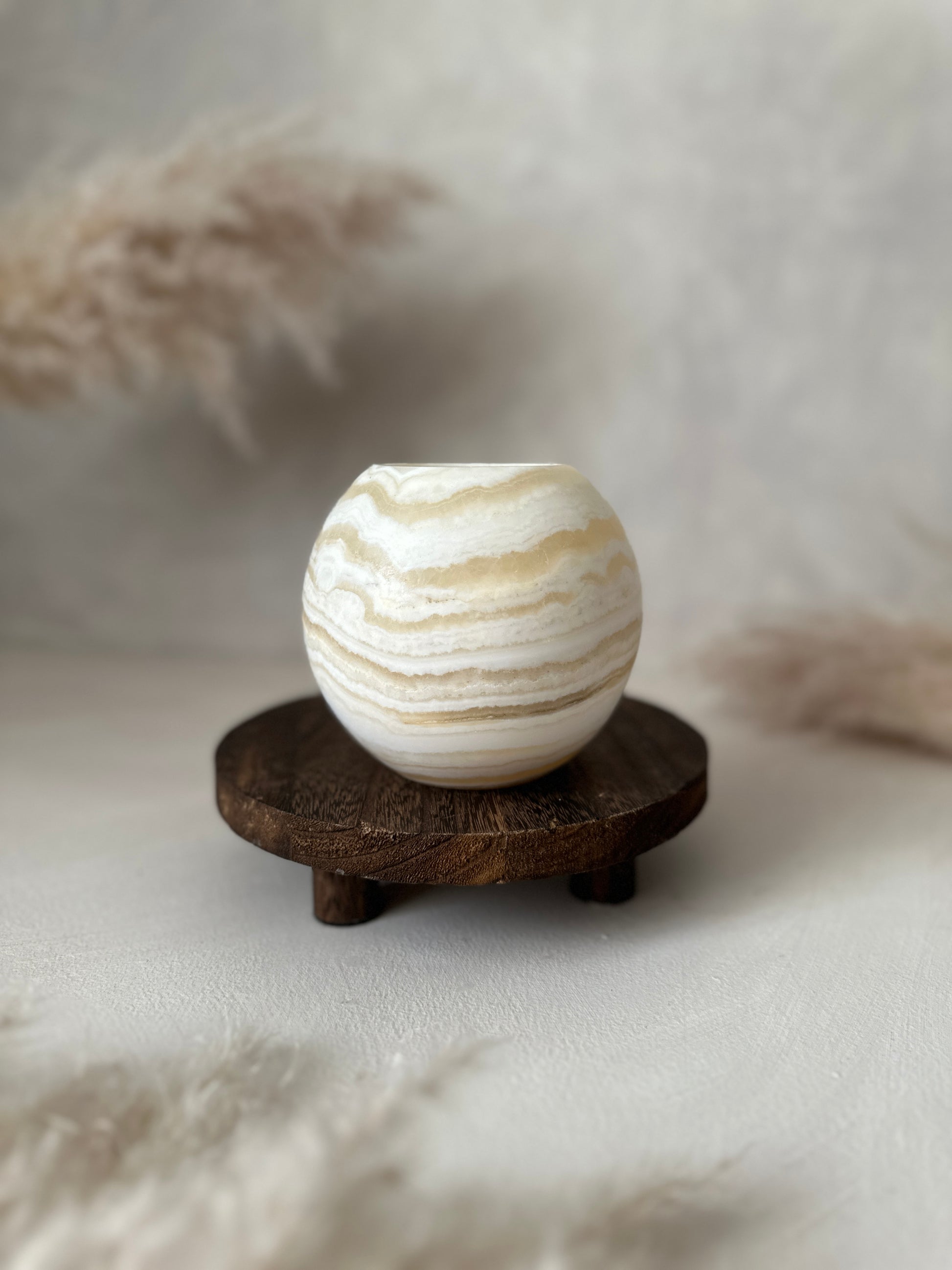 Helle Oberfläche betont den Roya the Brand Nura Kerzenhalter klar