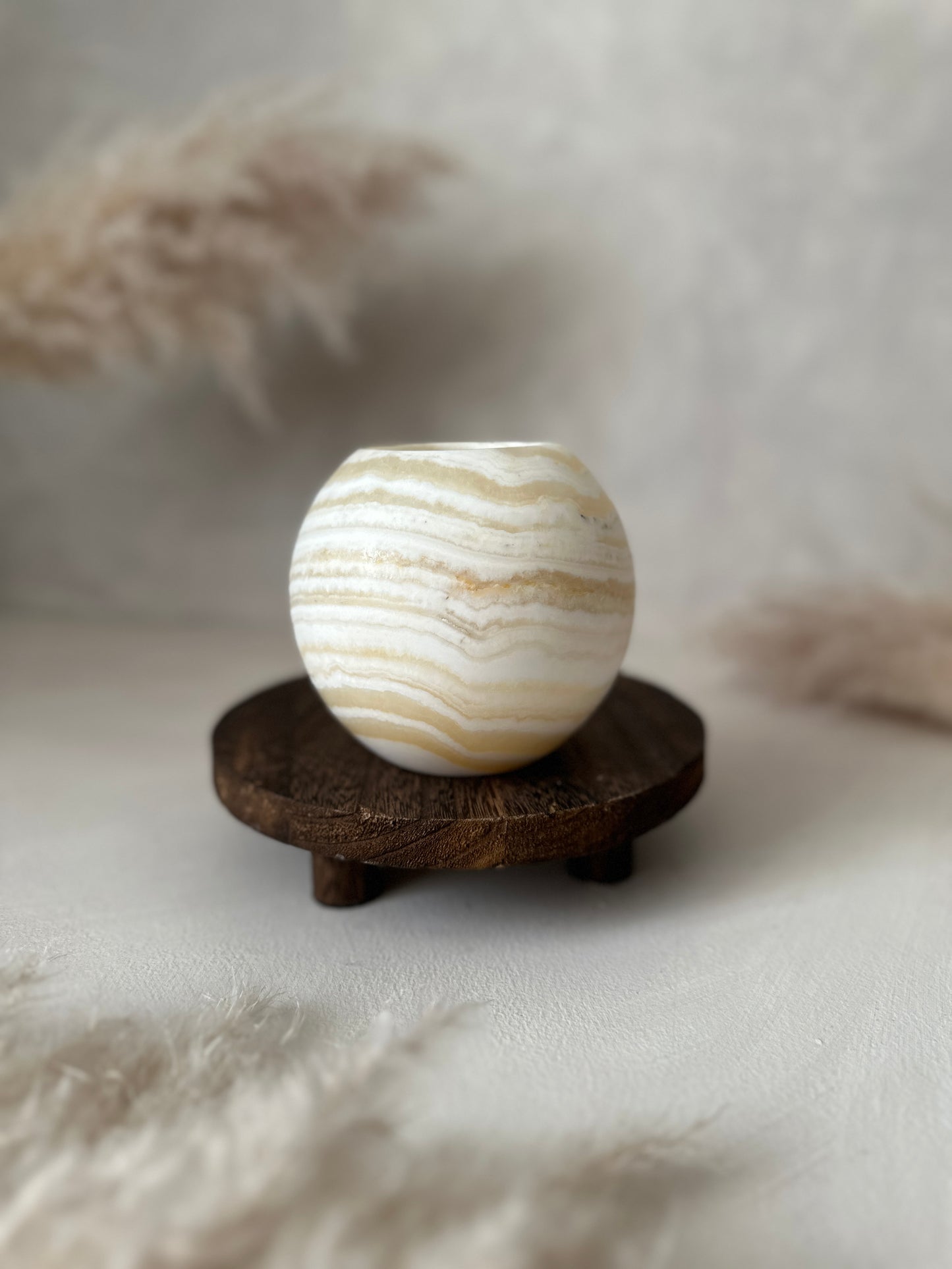 Natürliche Streifen prägen den Roya the Brand Nura Kerzenhalter ruhig