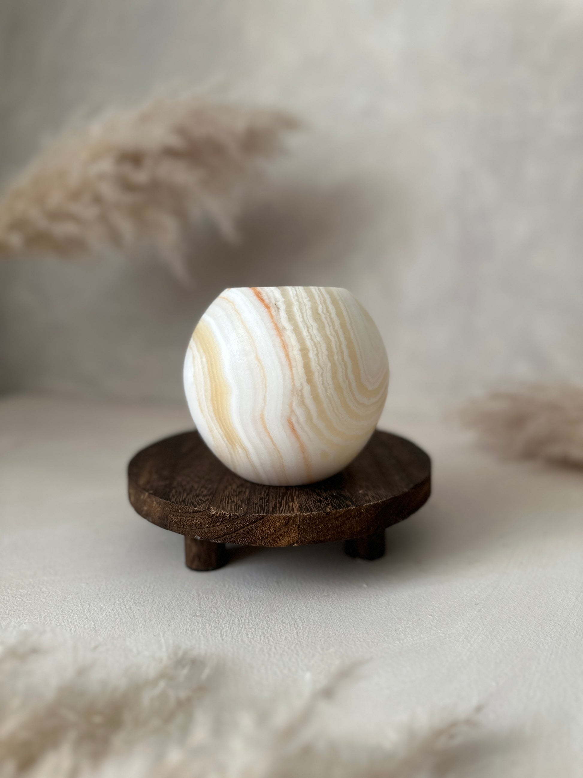 Sanfte Streifen zeigen den Roya the Brand Maira Kerzenhalter ruhig