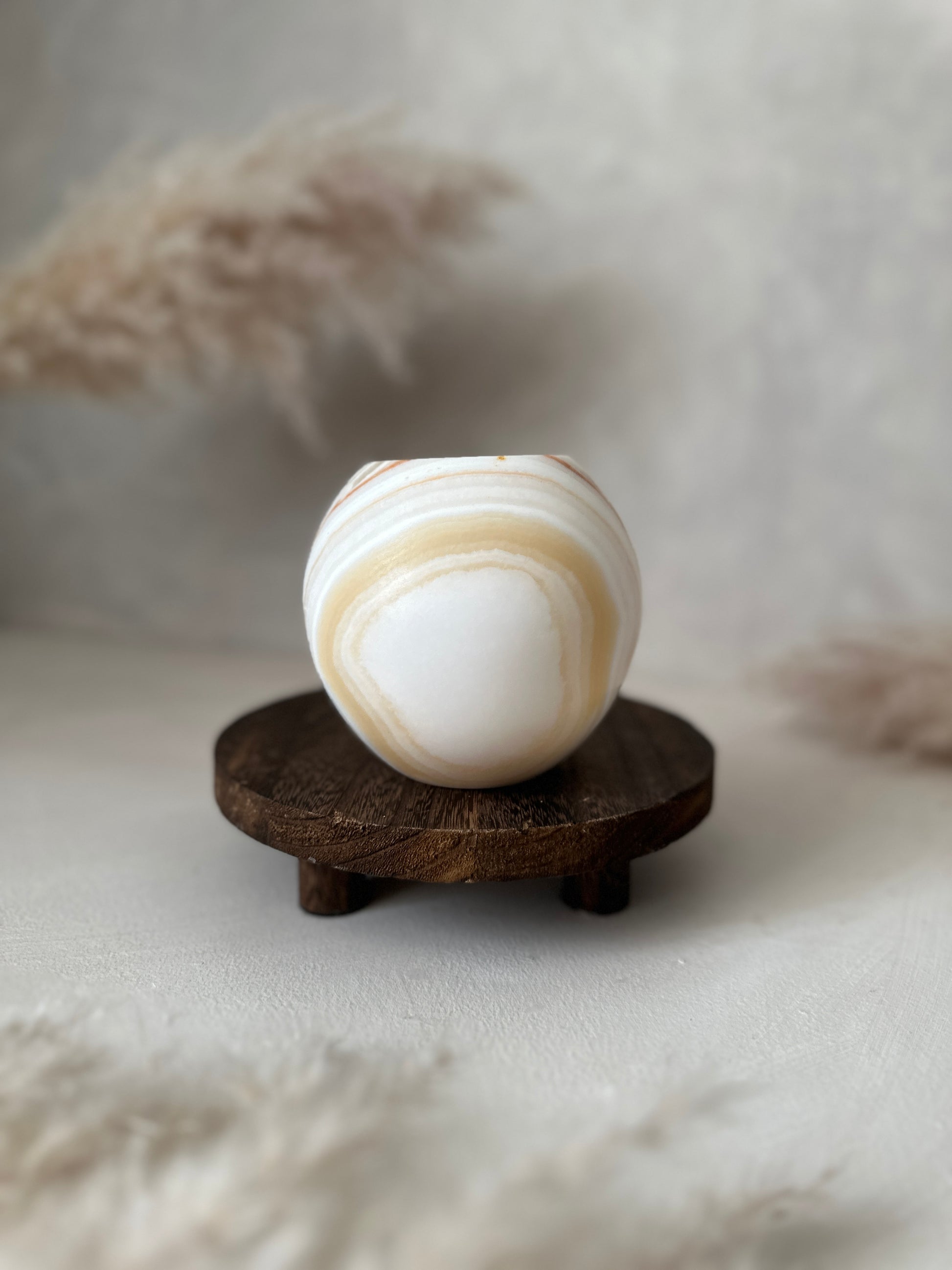 Natürliche Maserung prägt den Roya the Brand Maira Kerzenhalter harmonisch