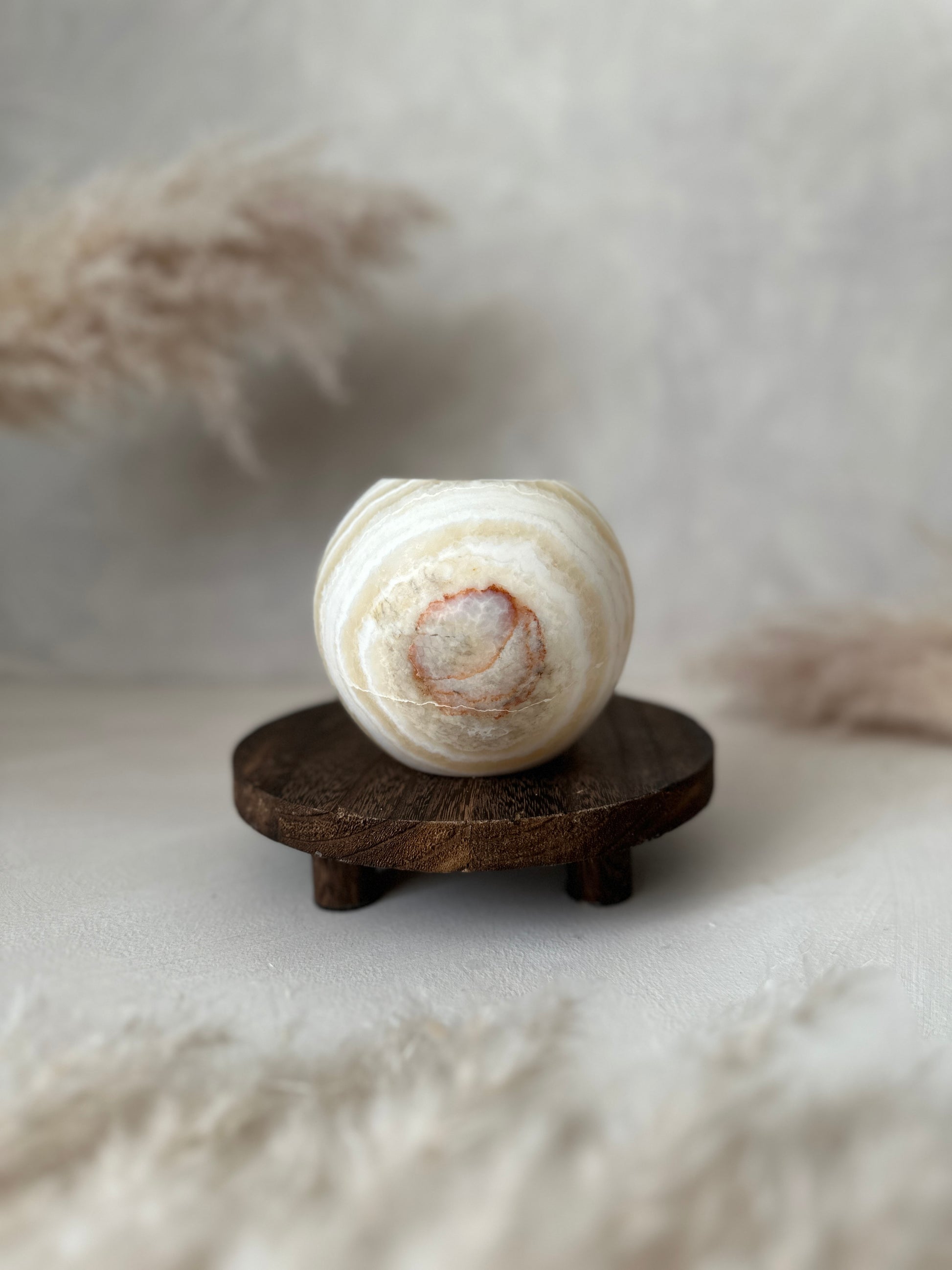 Natürliche Muster zeigen den Roya the Brand Nyra Kerzenhalter ruhig