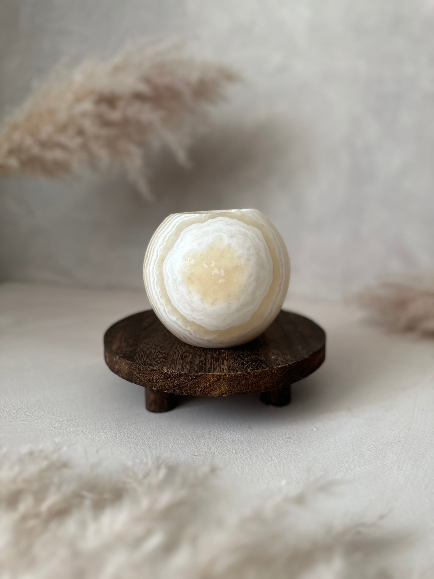 Helle Oberfläche betont den Roya the Brand Nyra Kerzenhalter klar