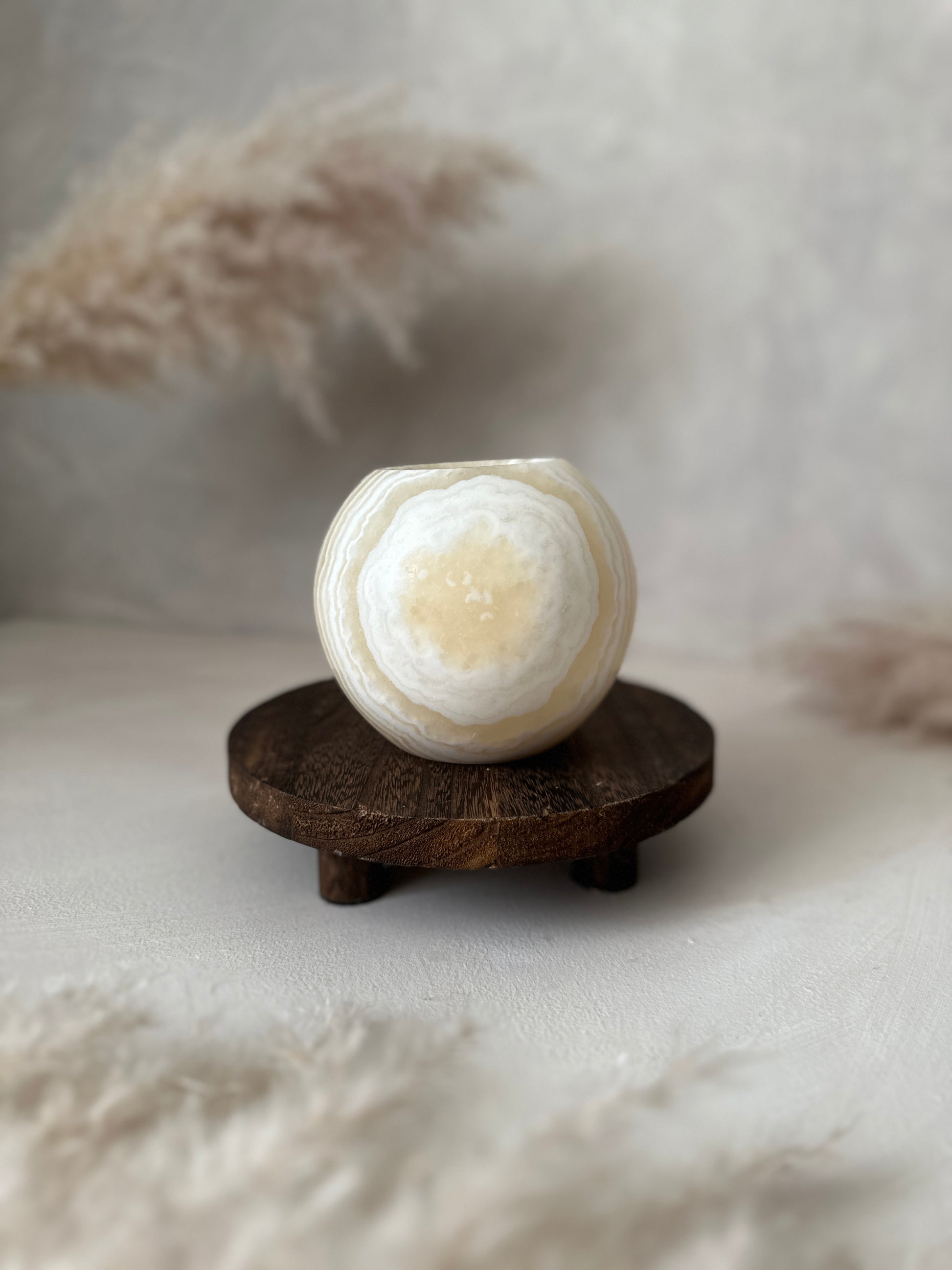 Helle Oberfläche betont den Roya the Brand Nyra Kerzenhalter klar