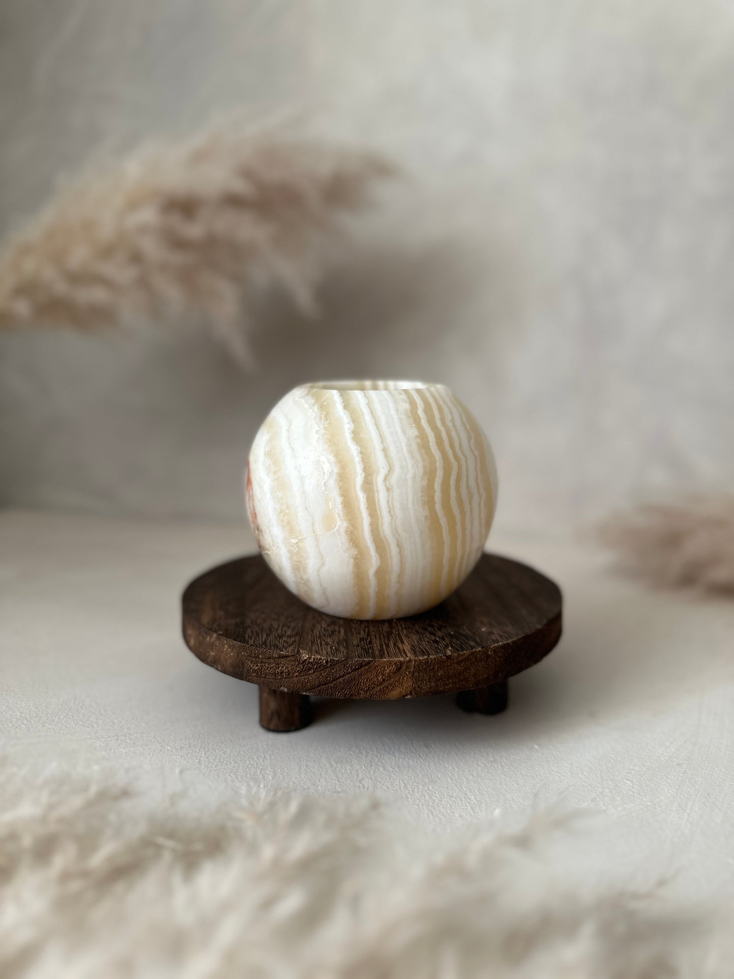 Sanfte Linien prägen den Roya the Brand Nyra Kerzenhalter harmonisch