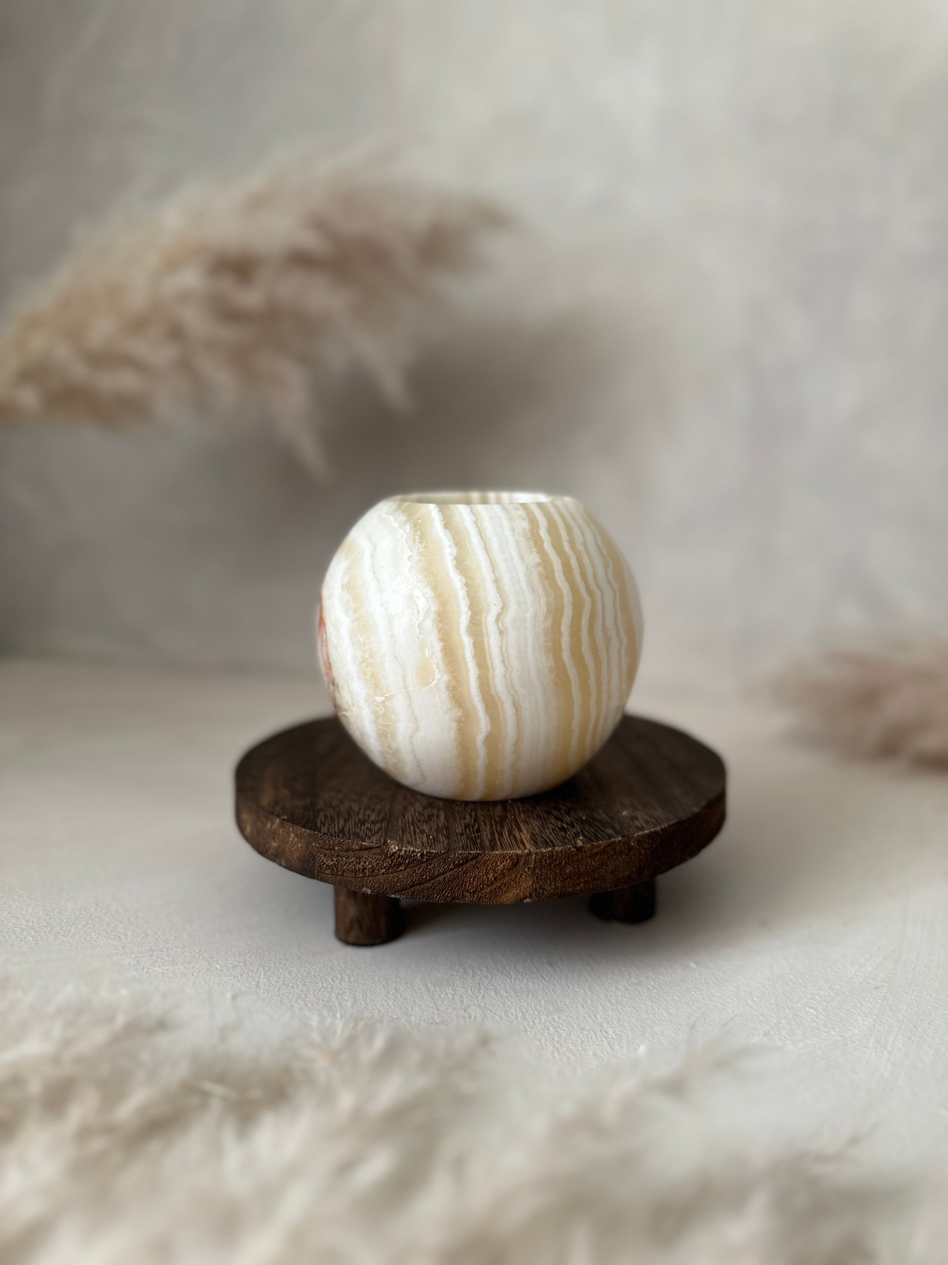 Sanfte Linien prägen den Roya the Brand Nyra Kerzenhalter harmonisch