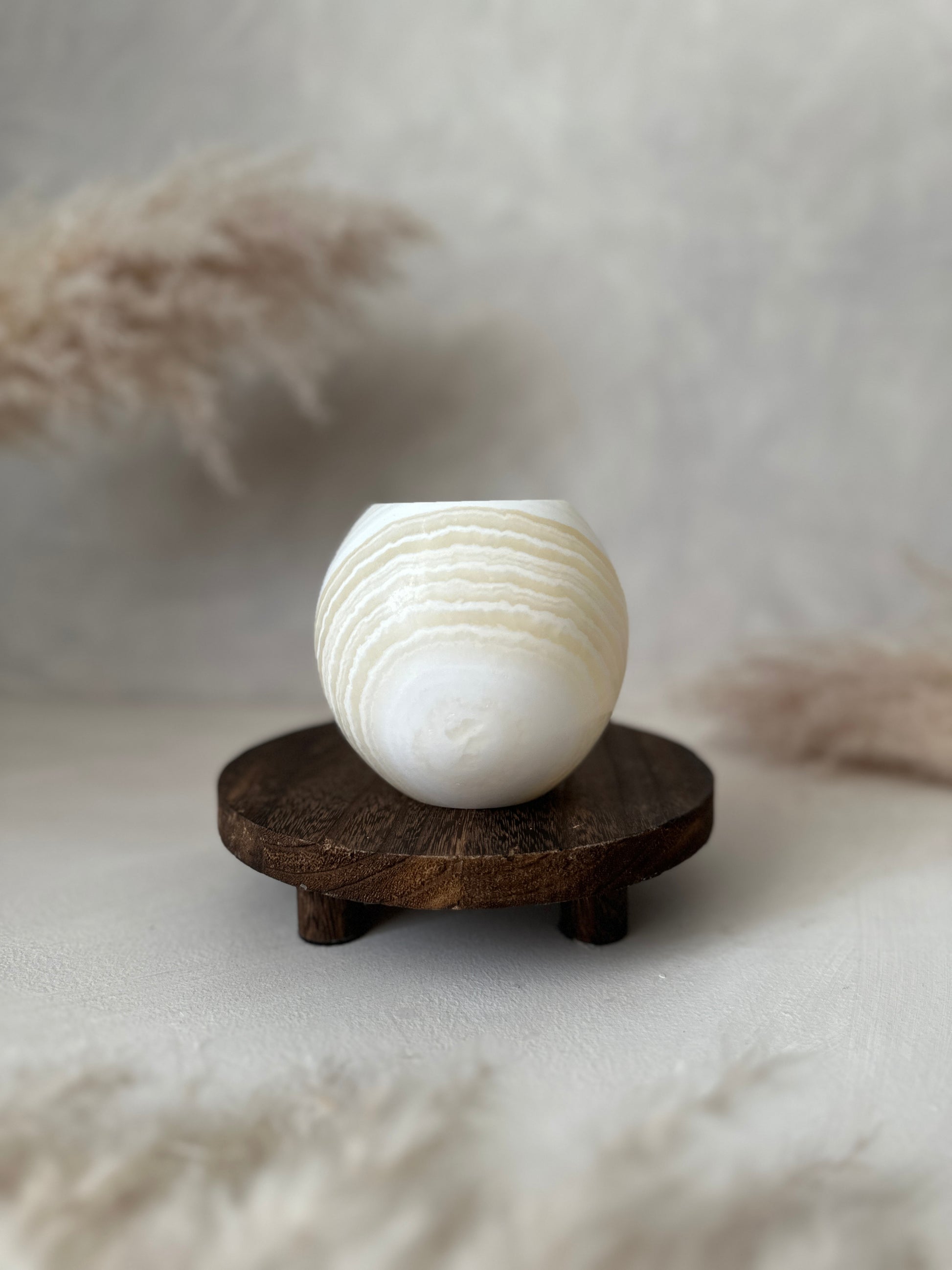 Helle Oberfläche betont den Roya the Brand Calira Kerzenhalter klar