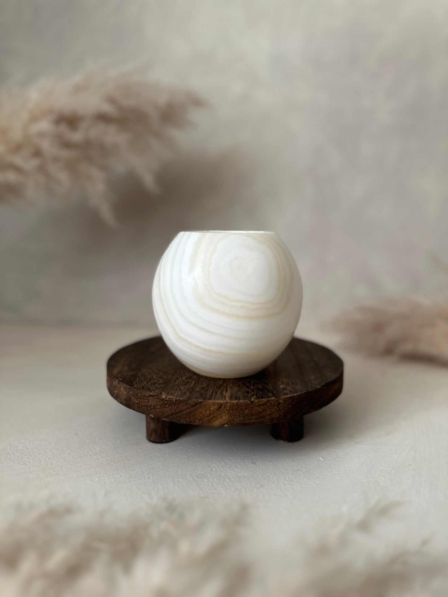 Sanfte Linien zeigen den Roya the Brand Calira Kerzenhalter ruhig