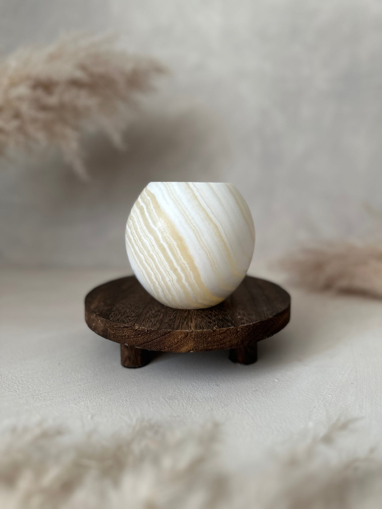 Natürliche Maserung prägt den Roya the Brand Calira Kerzenhalter harmonisch