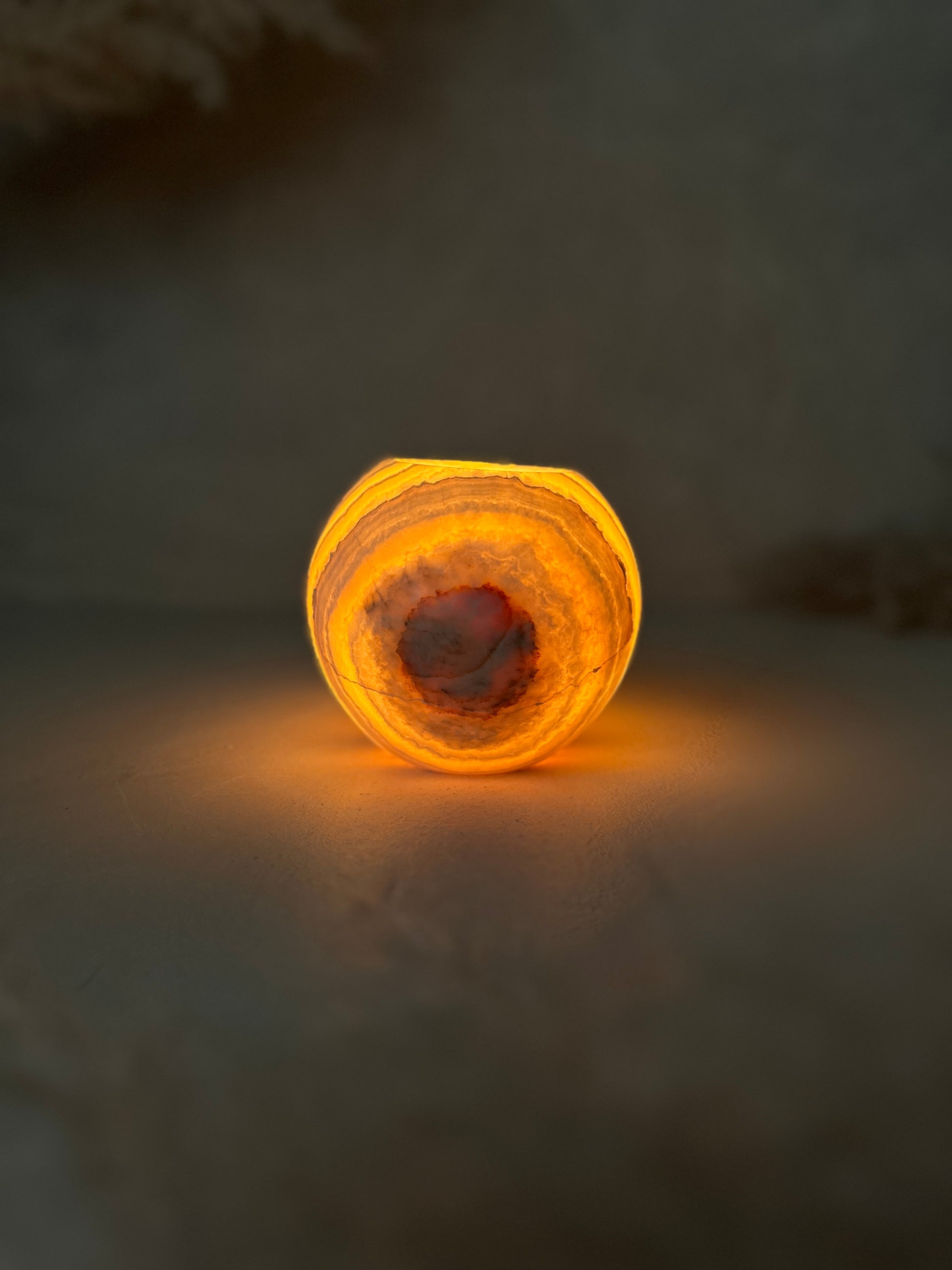 Warmes Leuchten durchzieht den Roya the Brand Nyra Kerzenhalter intensiv