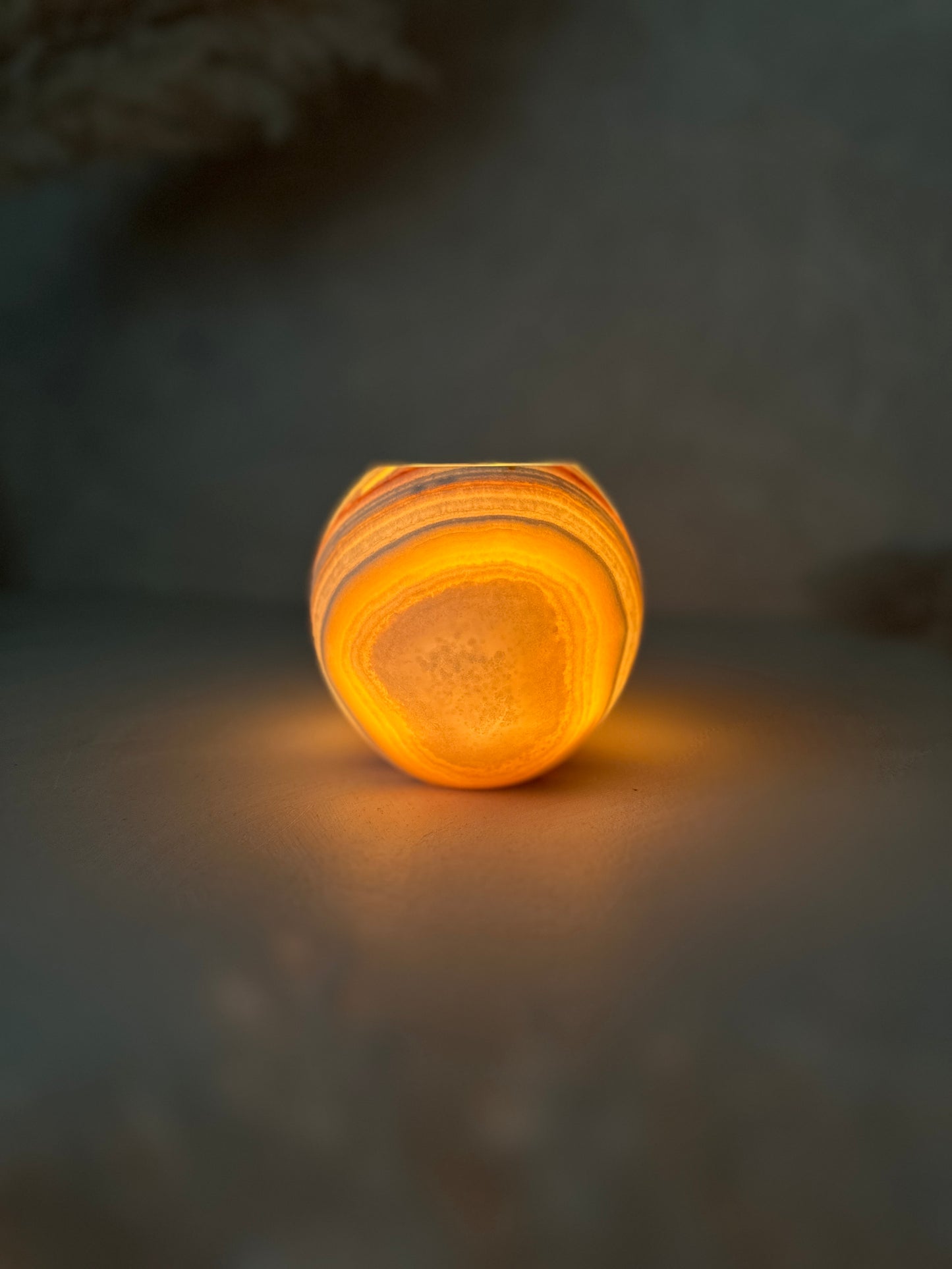 Leuchtender Effekt hebt den Roya the Brand Nyra Kerzenhalter hervor