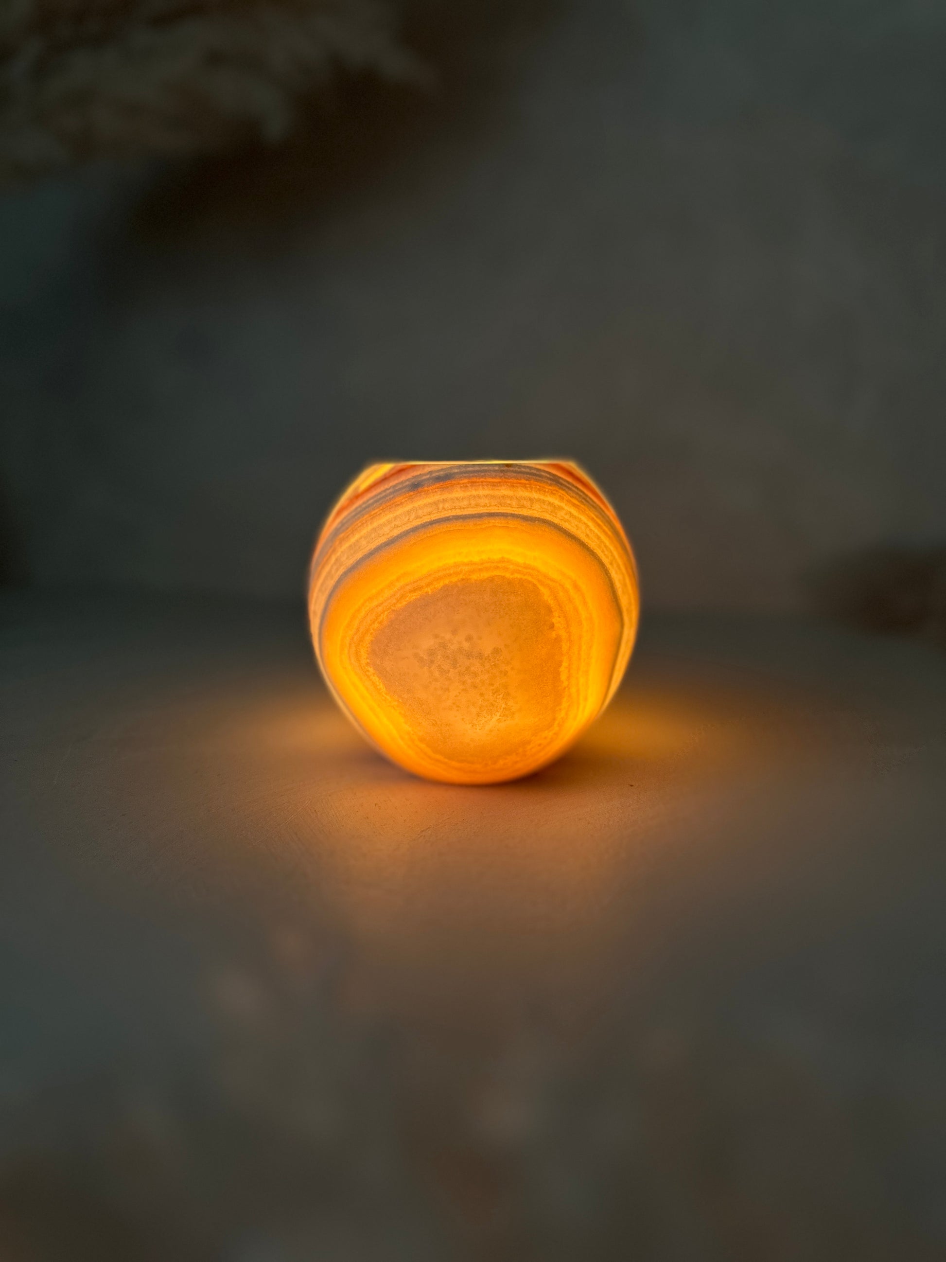 Leuchtender Effekt hebt den Roya the Brand Nyra Kerzenhalter hervor