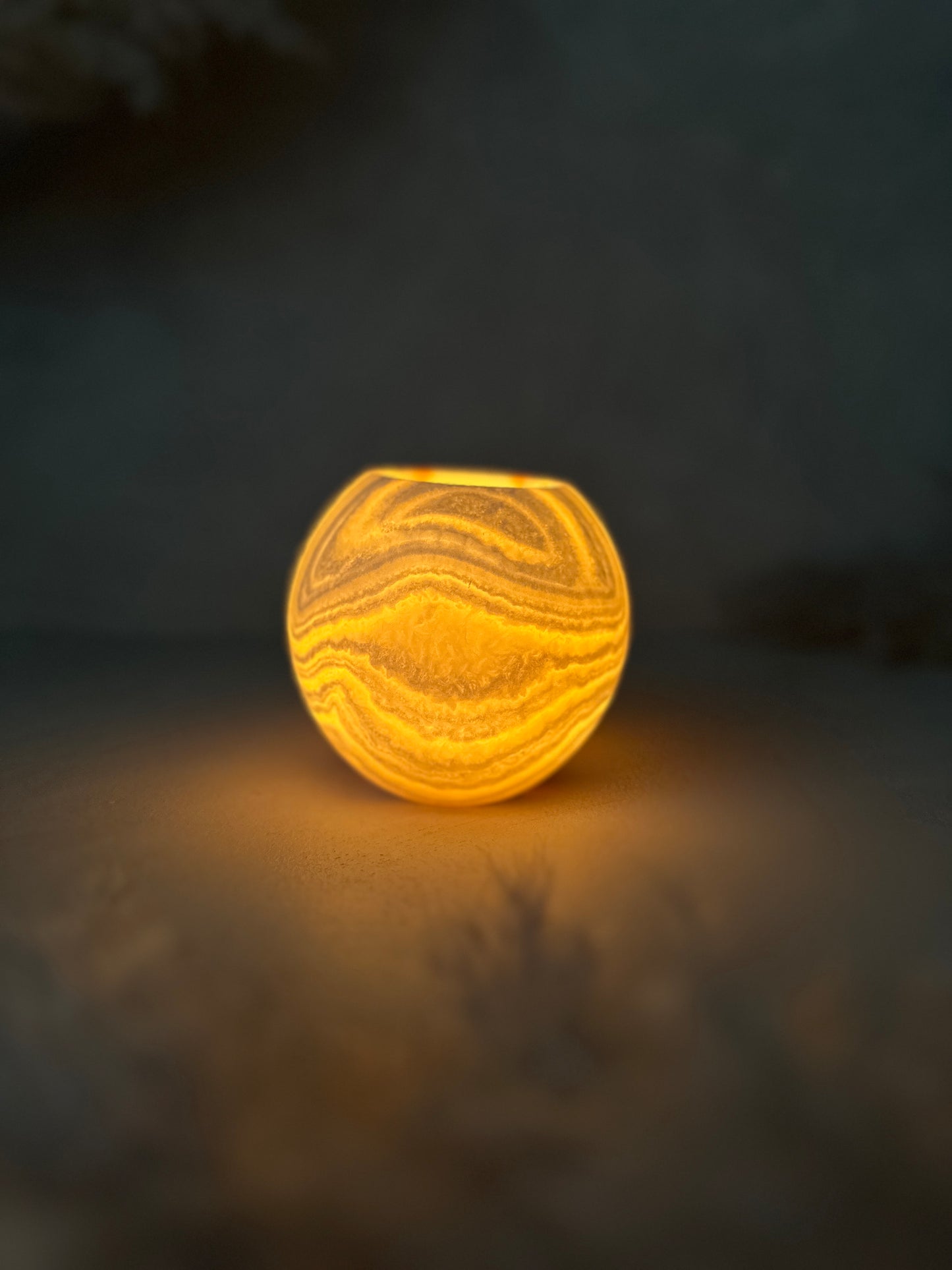 Warmes Leuchten durchzieht den Roya the Brand Maira Kerzenhalter intensiv