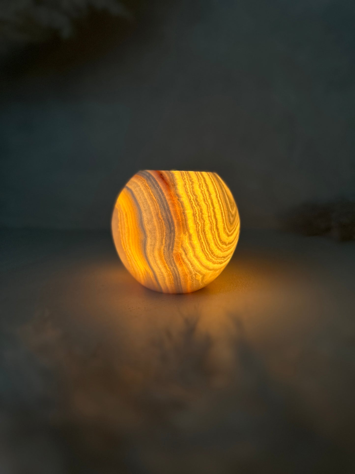 Leuchtender Effekt hebt den Roya the Brand Maira Kerzenhalter hervor