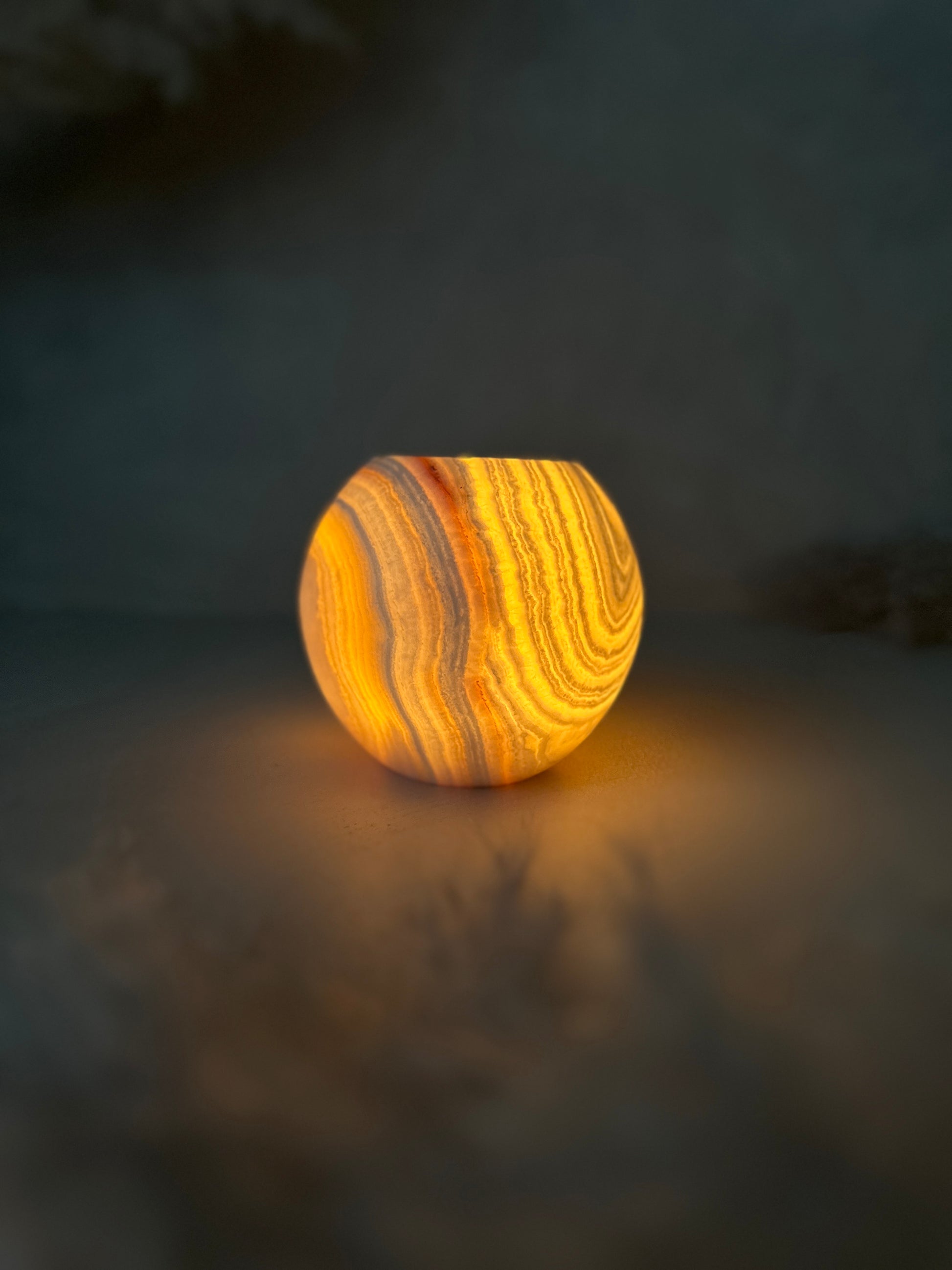 Leuchtender Effekt hebt den Roya the Brand Maira Kerzenhalter hervor