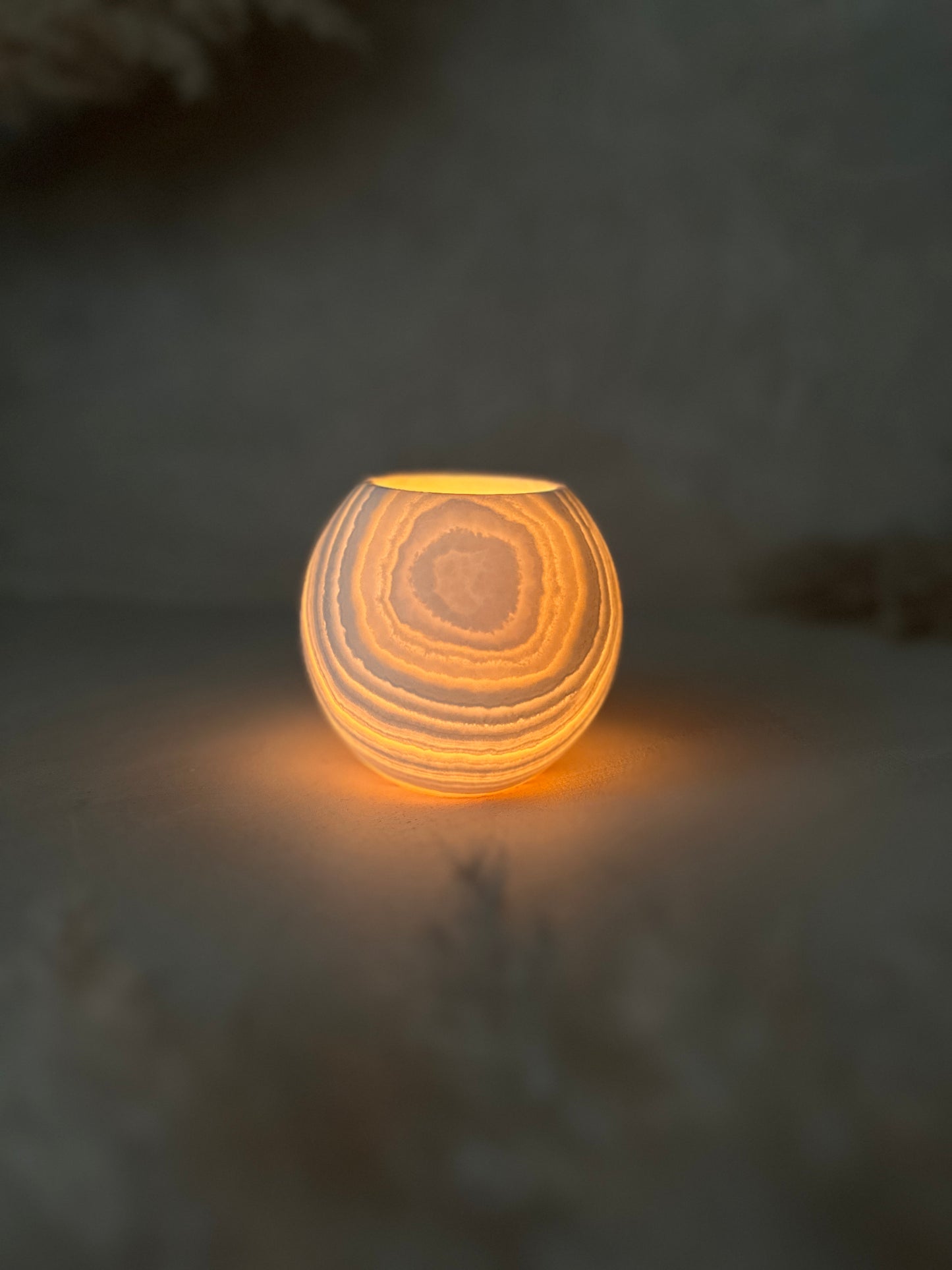 Warmes Leuchten durchzieht den Roya the Brand Calira Kerzenhalter intensiv