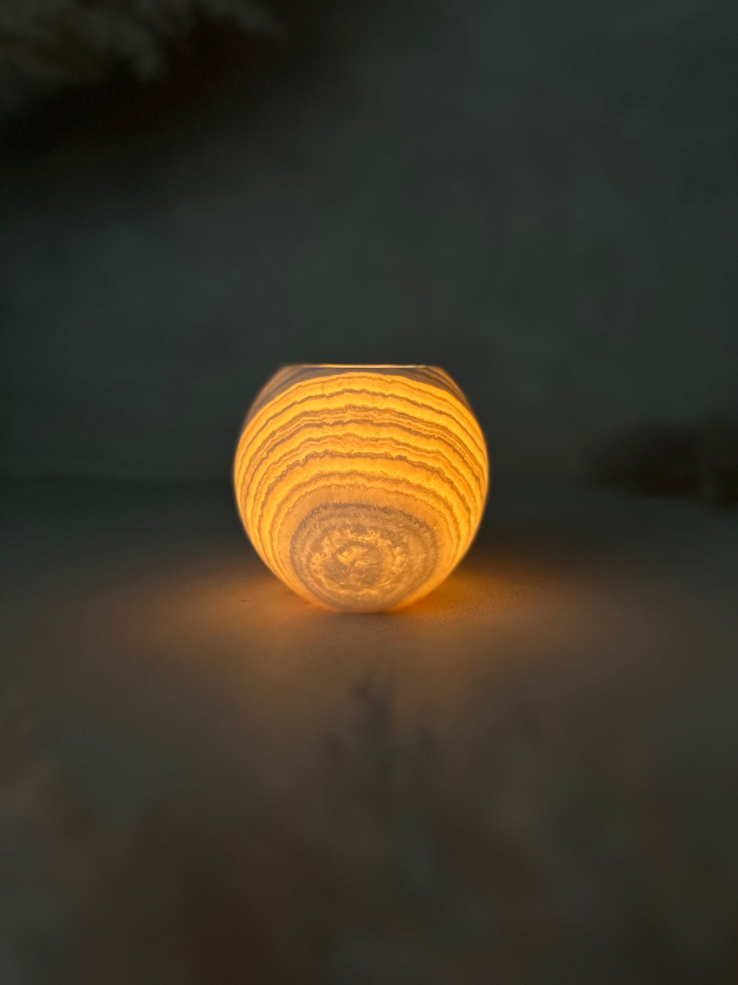 Leuchtender Effekt hebt den Roya the Brand Calira Kerzenhalter hervor