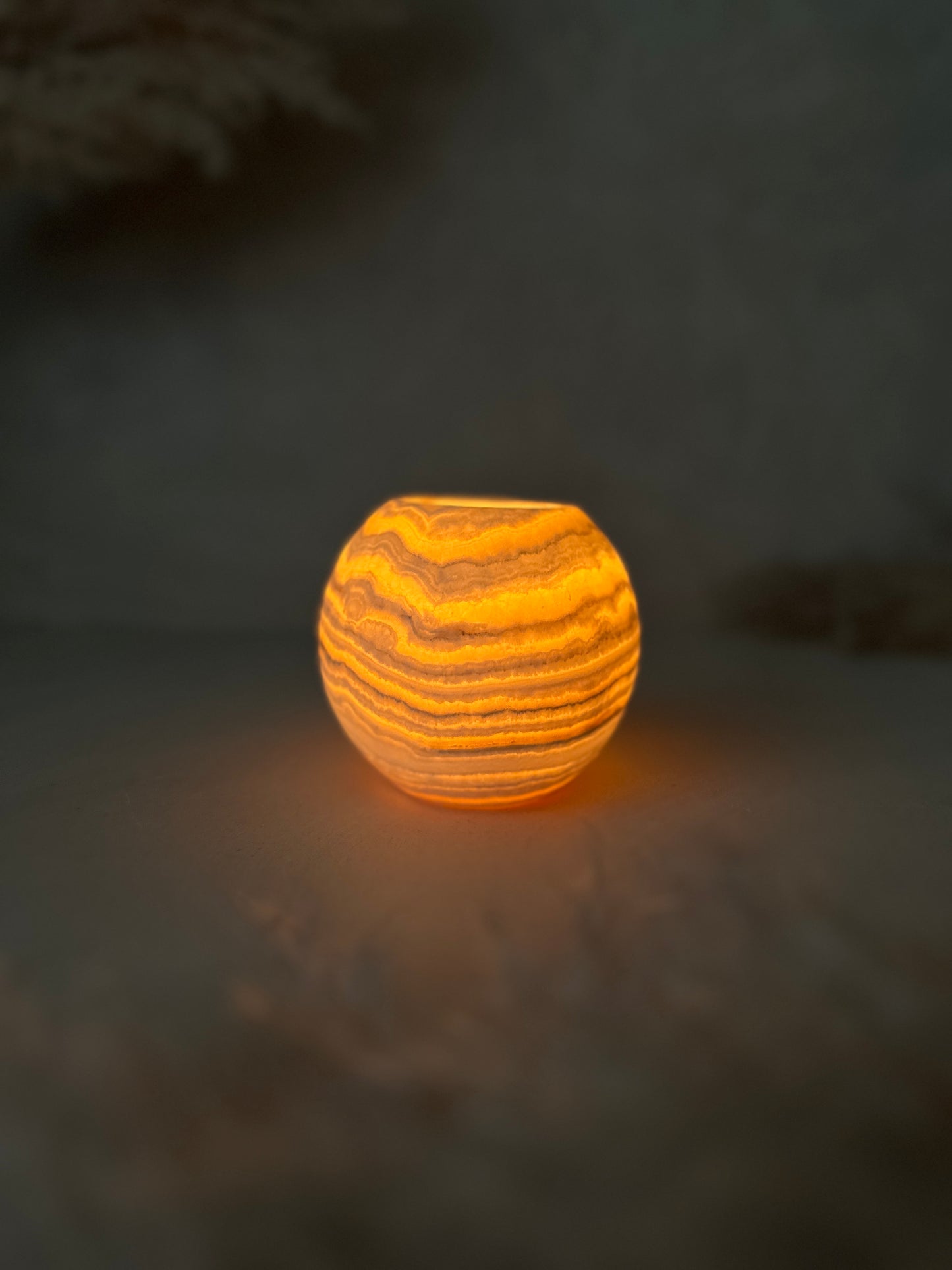 Leuchtende Schichten zeigen den Roya the Brand Nura Kerzenhalter intensiv