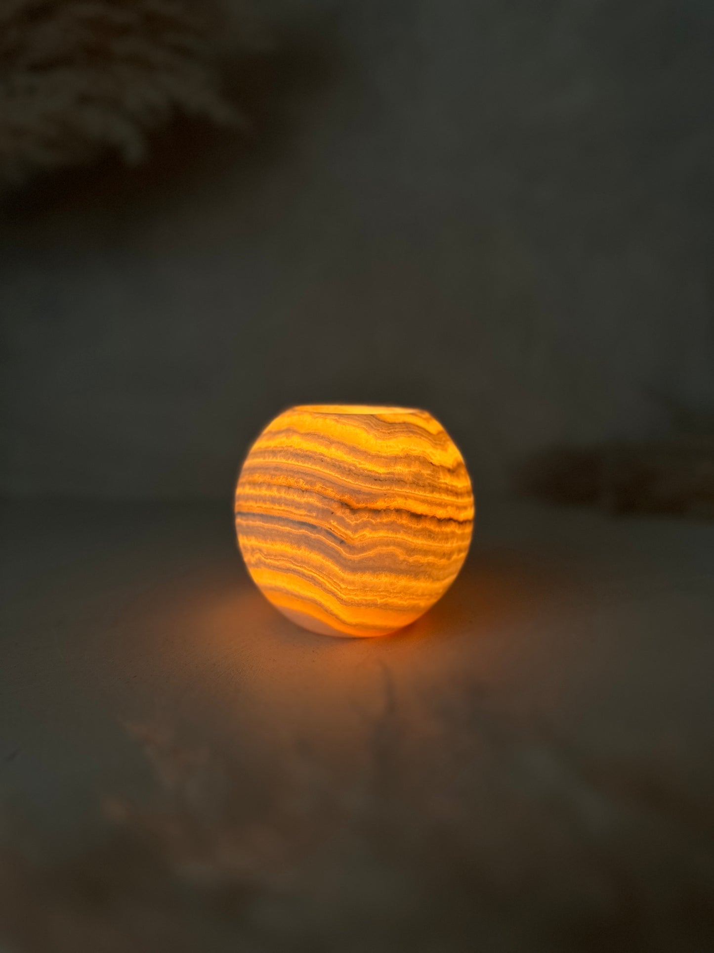 Warmes Leuchten durchzieht den Roya the Brand Nura Kerzenhalter harmonisch