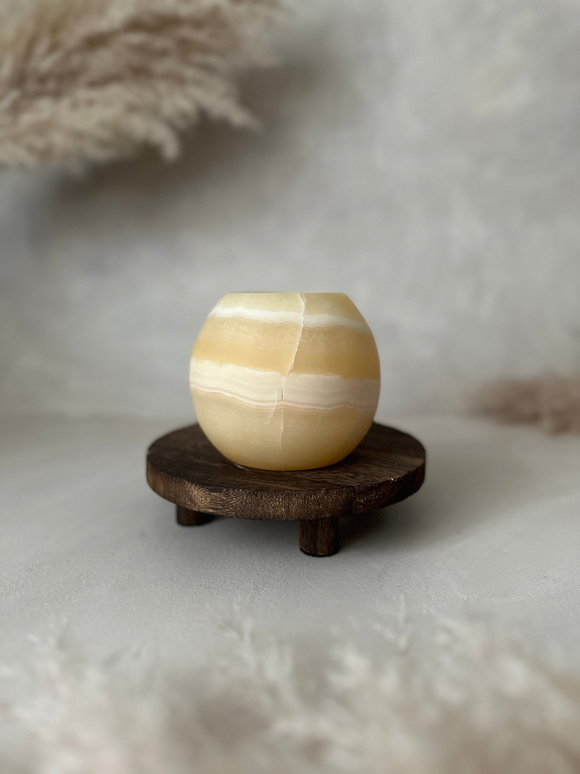 Helle Oberfläche betont den Roya the Brand Terra Kerzenhalter harmonisch.