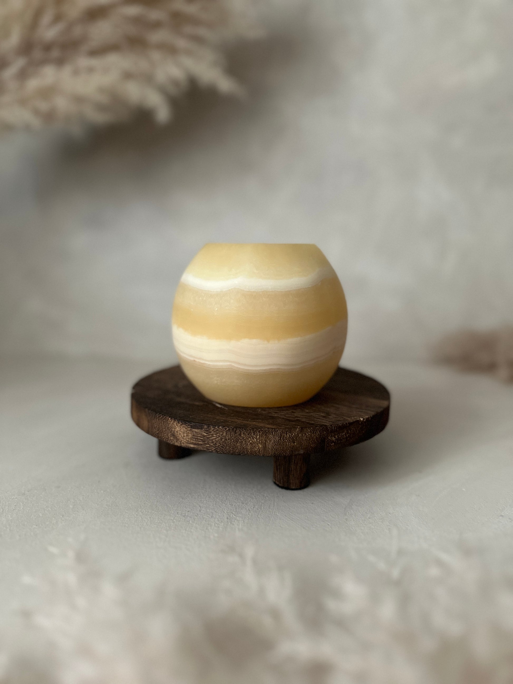 Warme Streifen zeigen den Roya the Brand Terra Kerzenhalter ruhig.