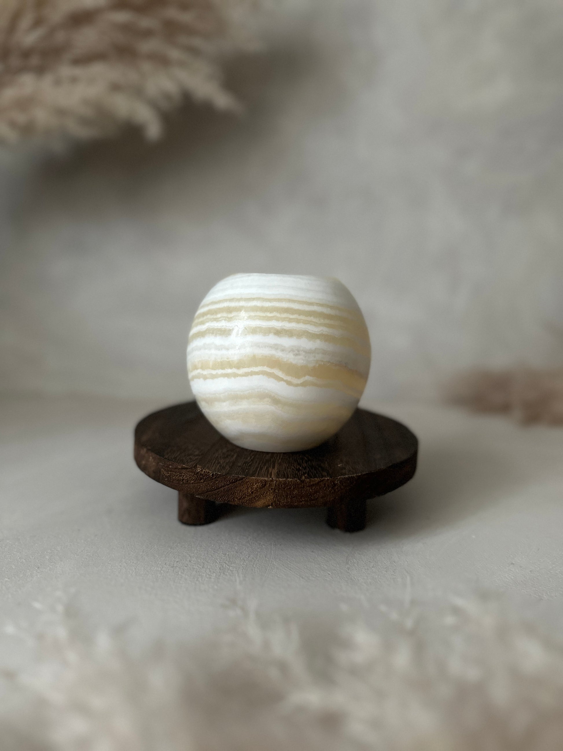 Helle Oberfläche betont den Roya the Brand Avara Kerzenhalter klar.