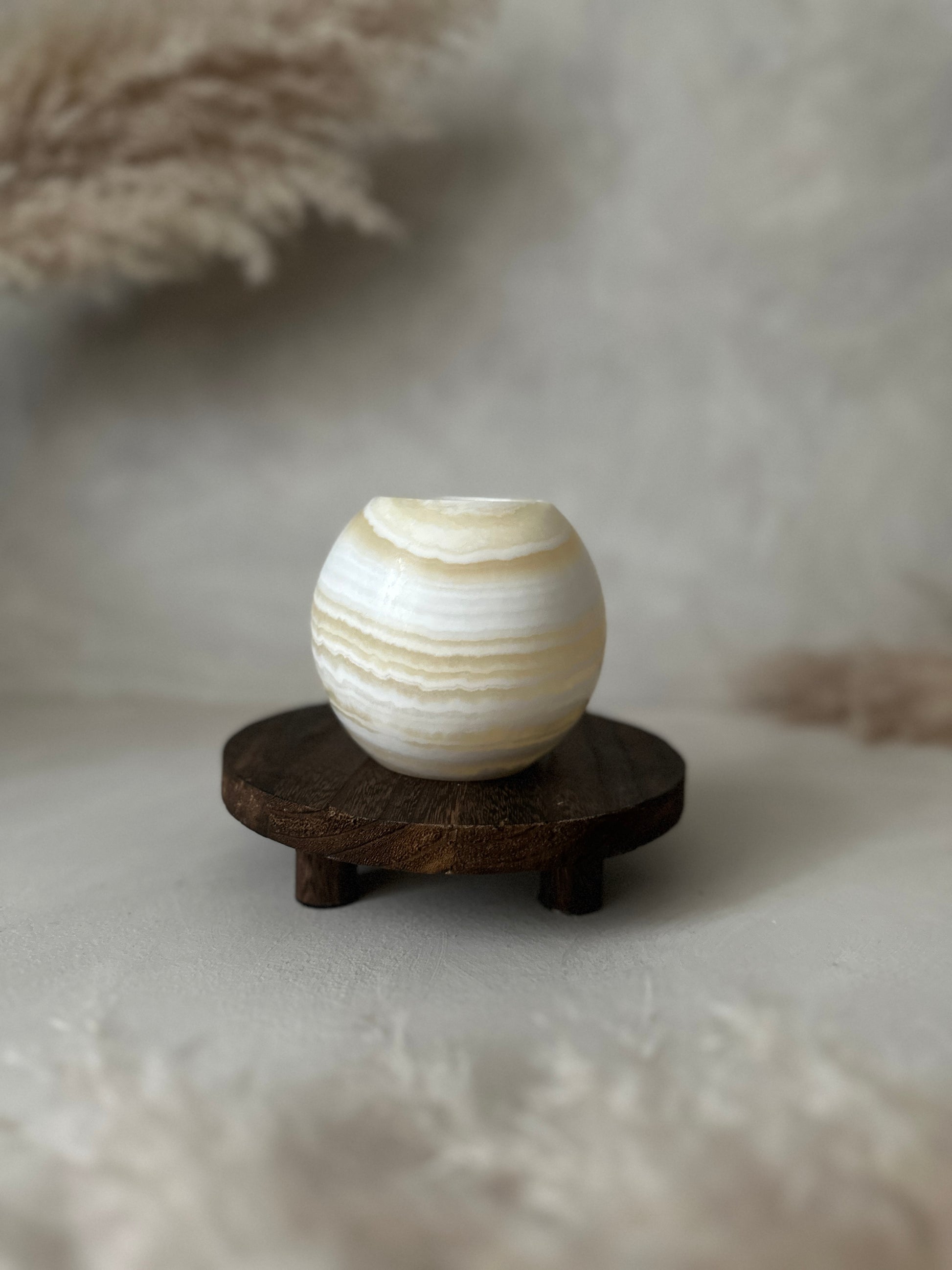 Sanfte Streifen zeigen den Roya the Brand Avara Kerzenhalter ruhig.