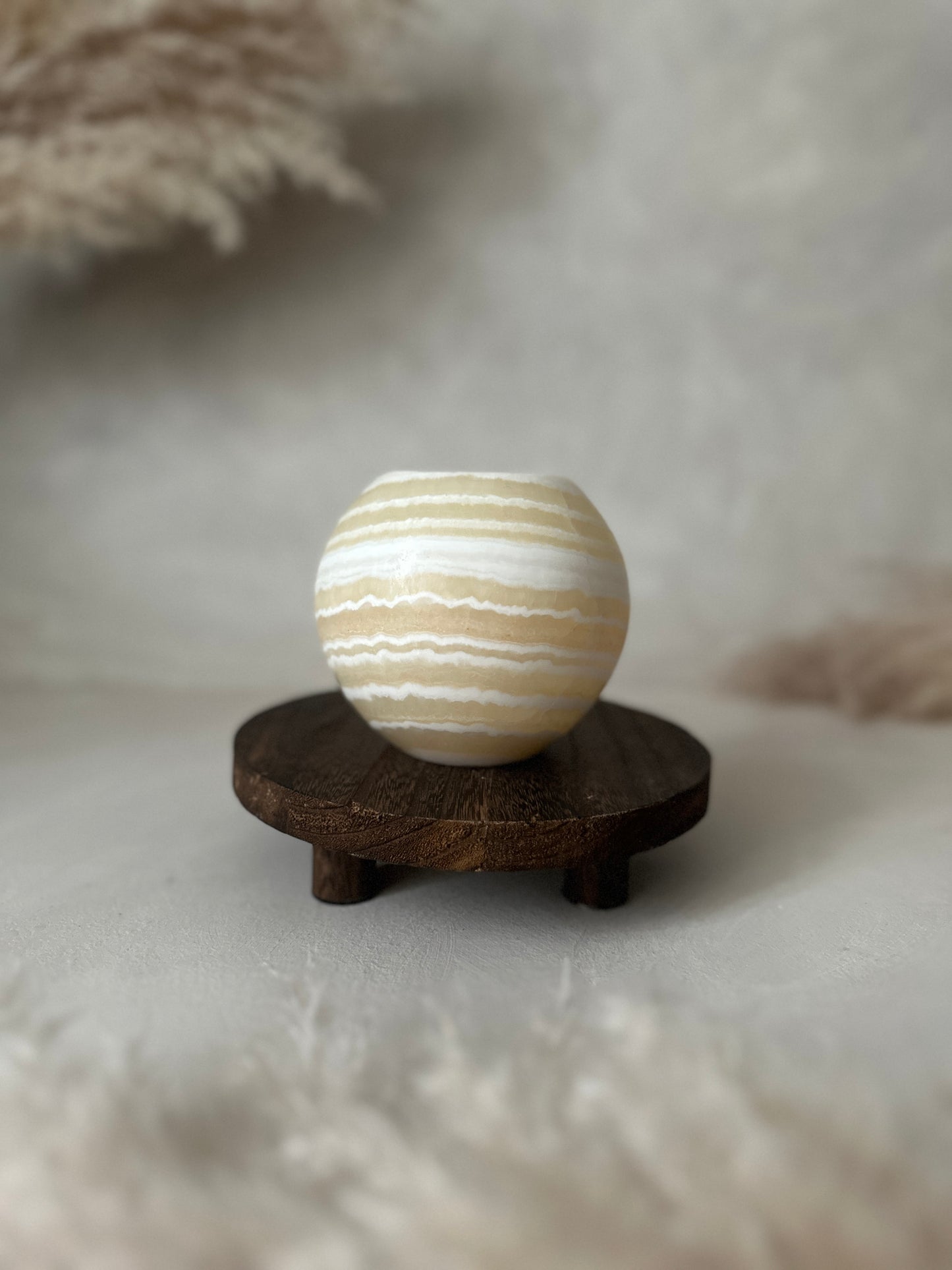 Feine Streifen zeigen den Roya the Brand Naima Kerzenhalter ruhig.