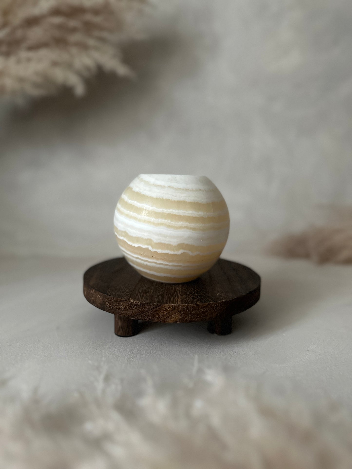 Helle Oberfläche betont den Roya the Brand Naima Kerzenhalter klar.