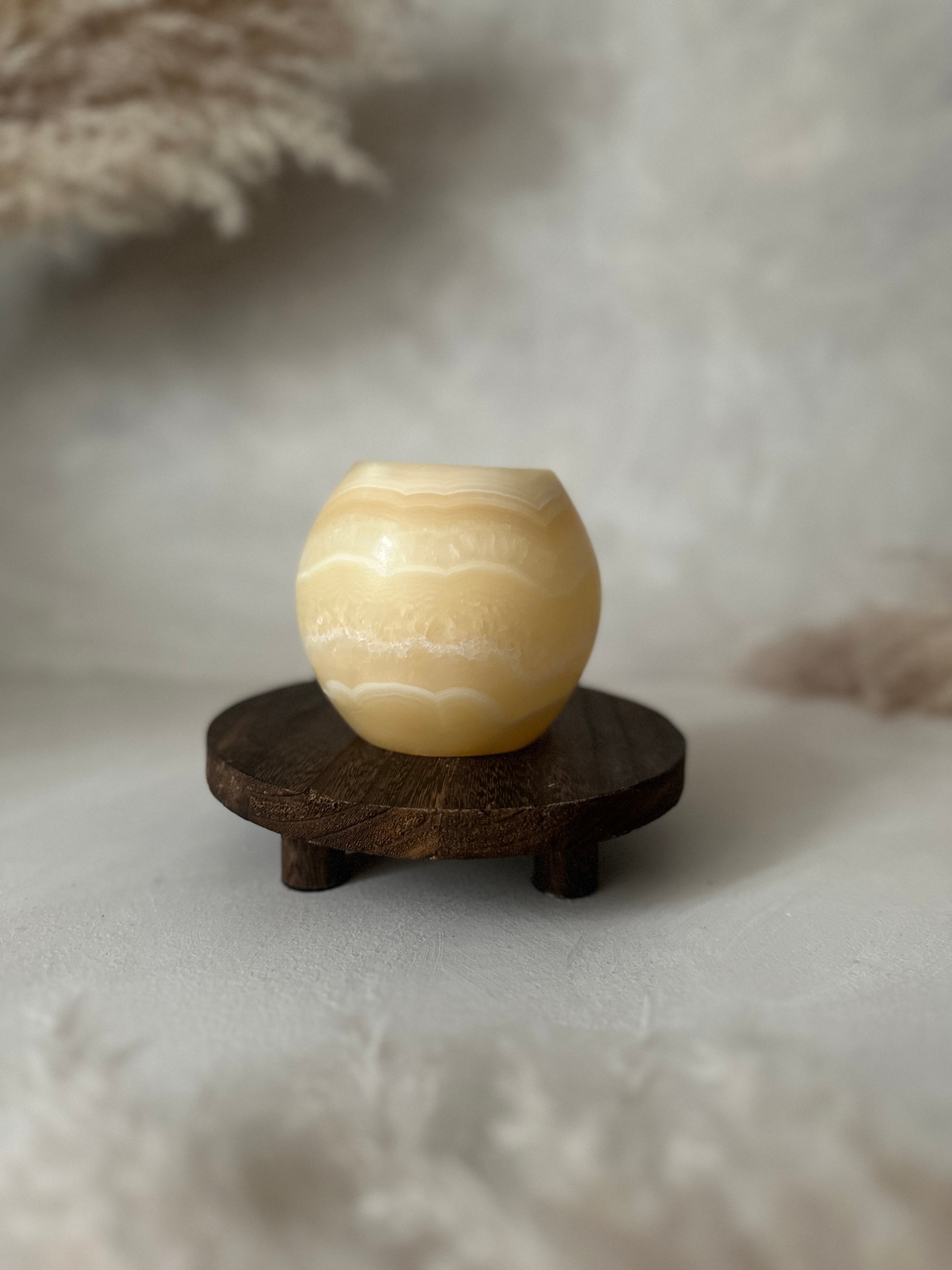 Warme Streifen zeigen den Roya the Brand Ember Kerzenhalter ruhig.