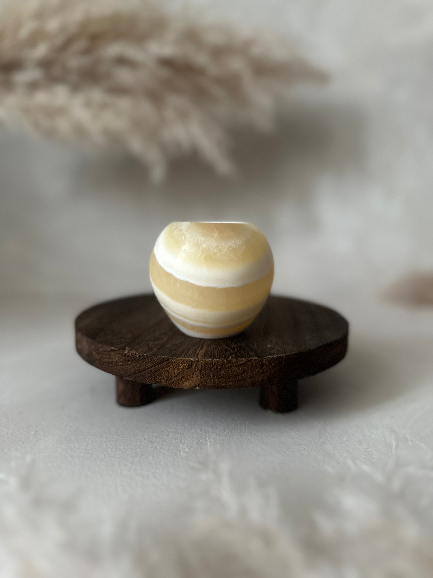 Sanfte Streifen zeigen den Roya the Brand Suni Kerzenhalter ruhig.