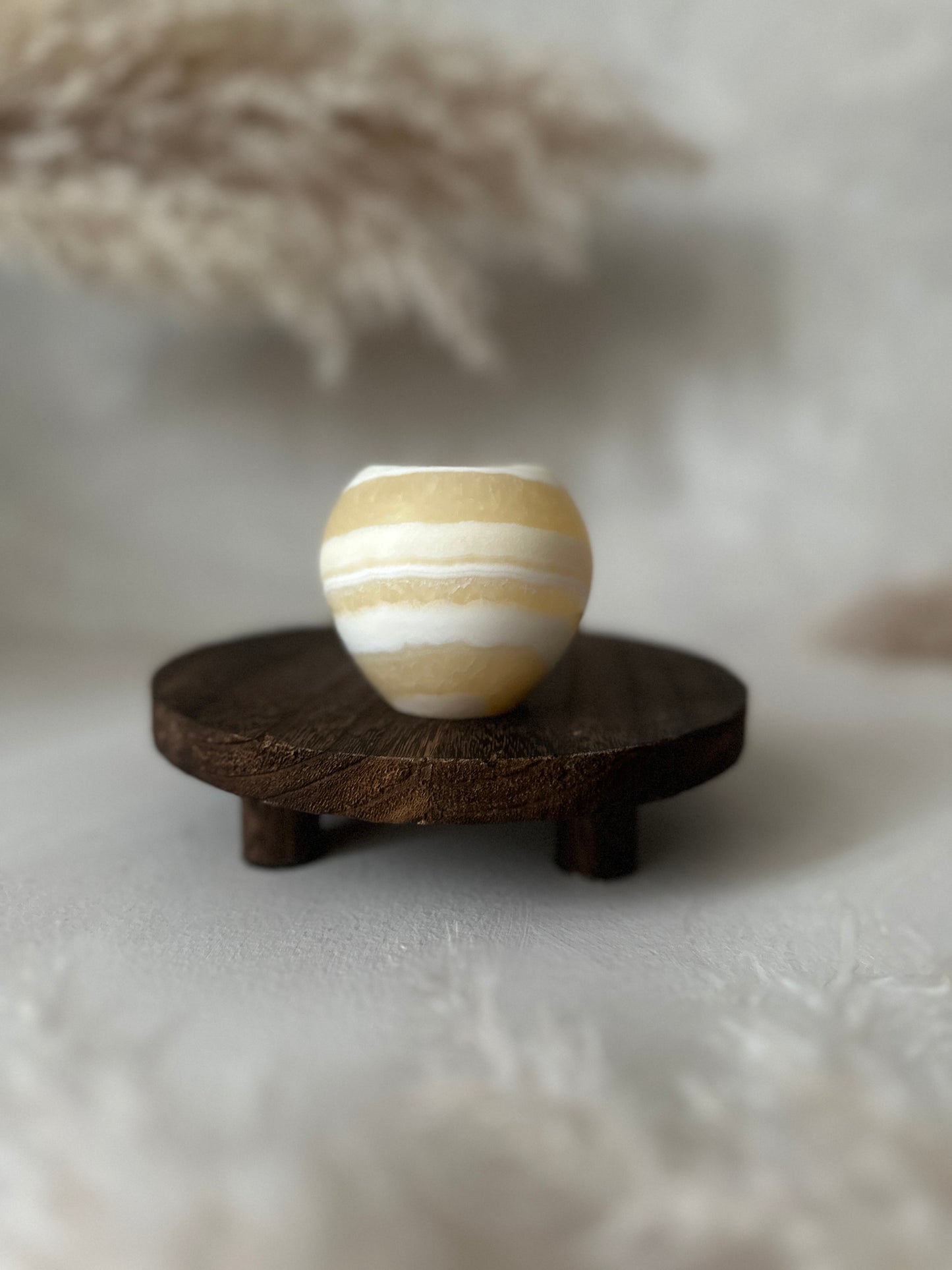 Natürlicher Alabaster prägt den Roya the Brand Suni Kerzenhalter klar.