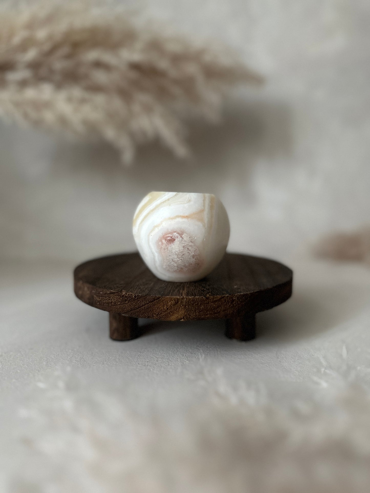 Feine Maserung zeigt den Roya the Brand Yara Kerzenhalter ruhig.