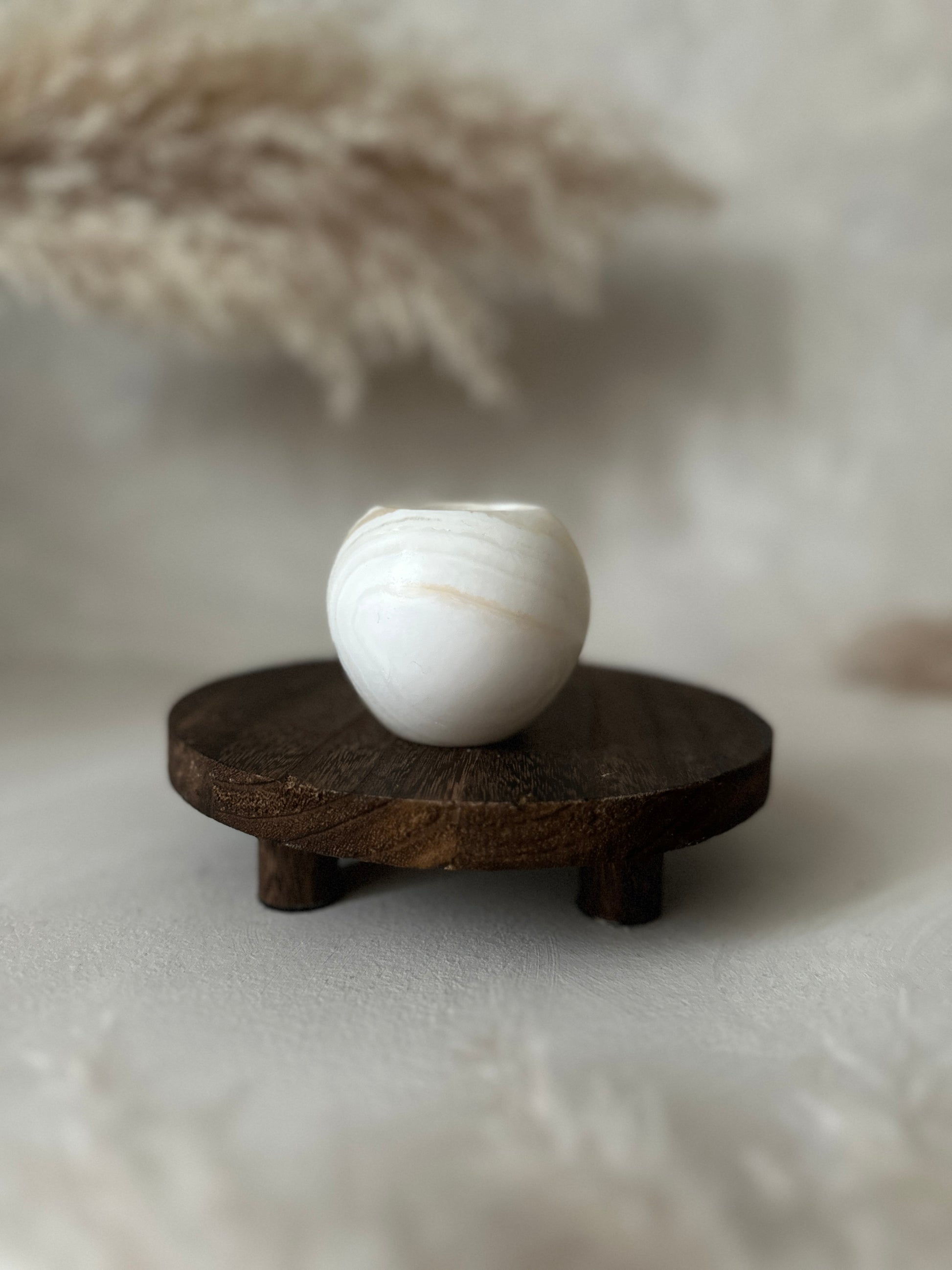 Helle Oberfläche betont den Roya the Brand Yara Kerzenhalter klar.