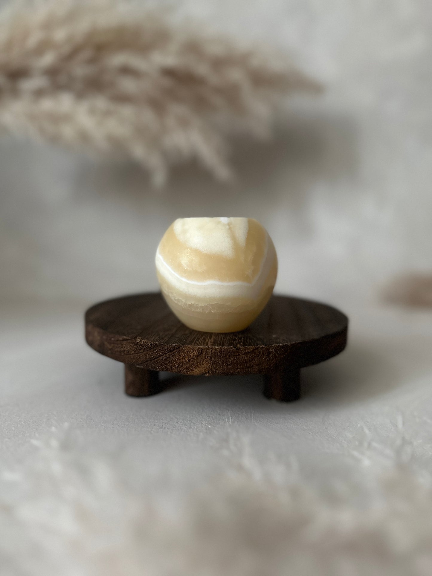 Sanfte Marmorierung zeigt den Roya the Brand Zivra Kerzenhalter ruhig.