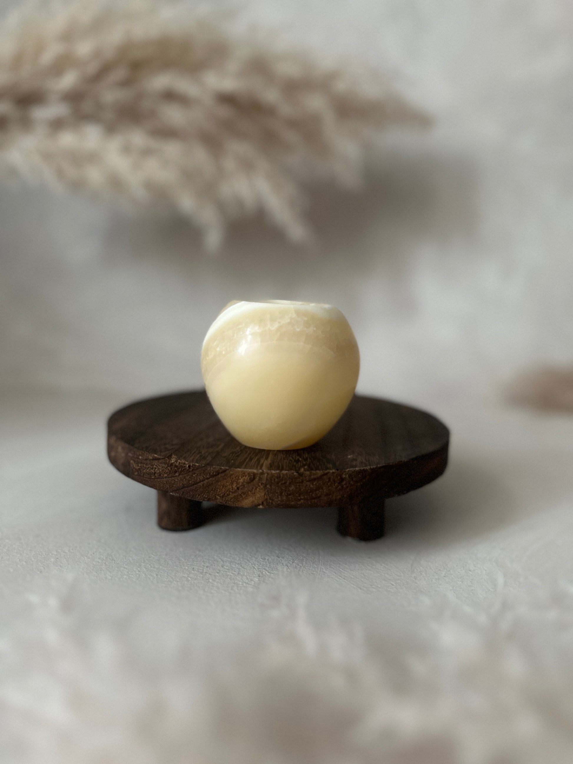 Helle Oberfläche betont den Roya the Brand Zivra Kerzenhalter minimalistisch.