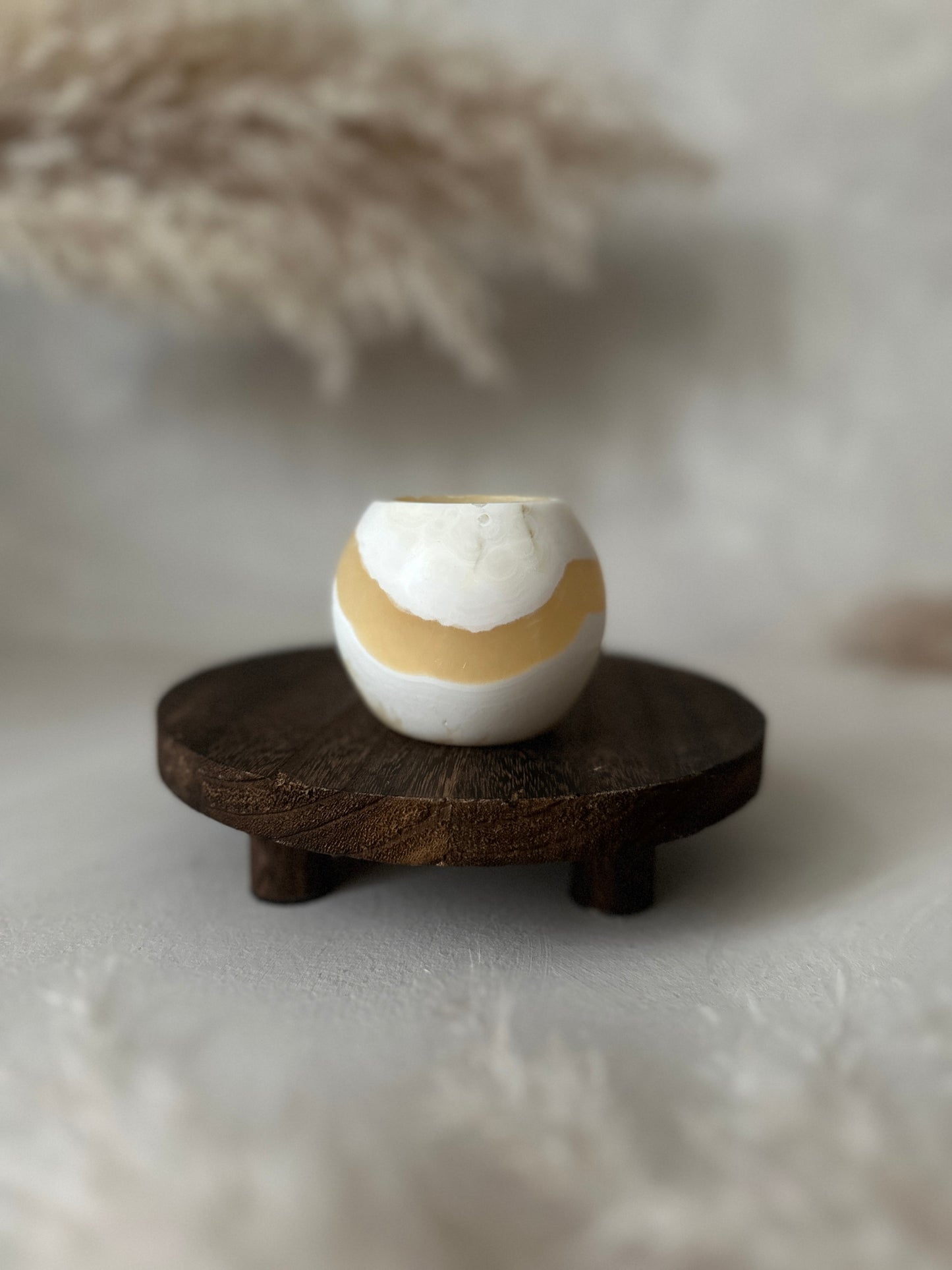 Sanfte Lichtwirkung betont den Roya the Brand Yusa Kerzenhalter harmonisch.