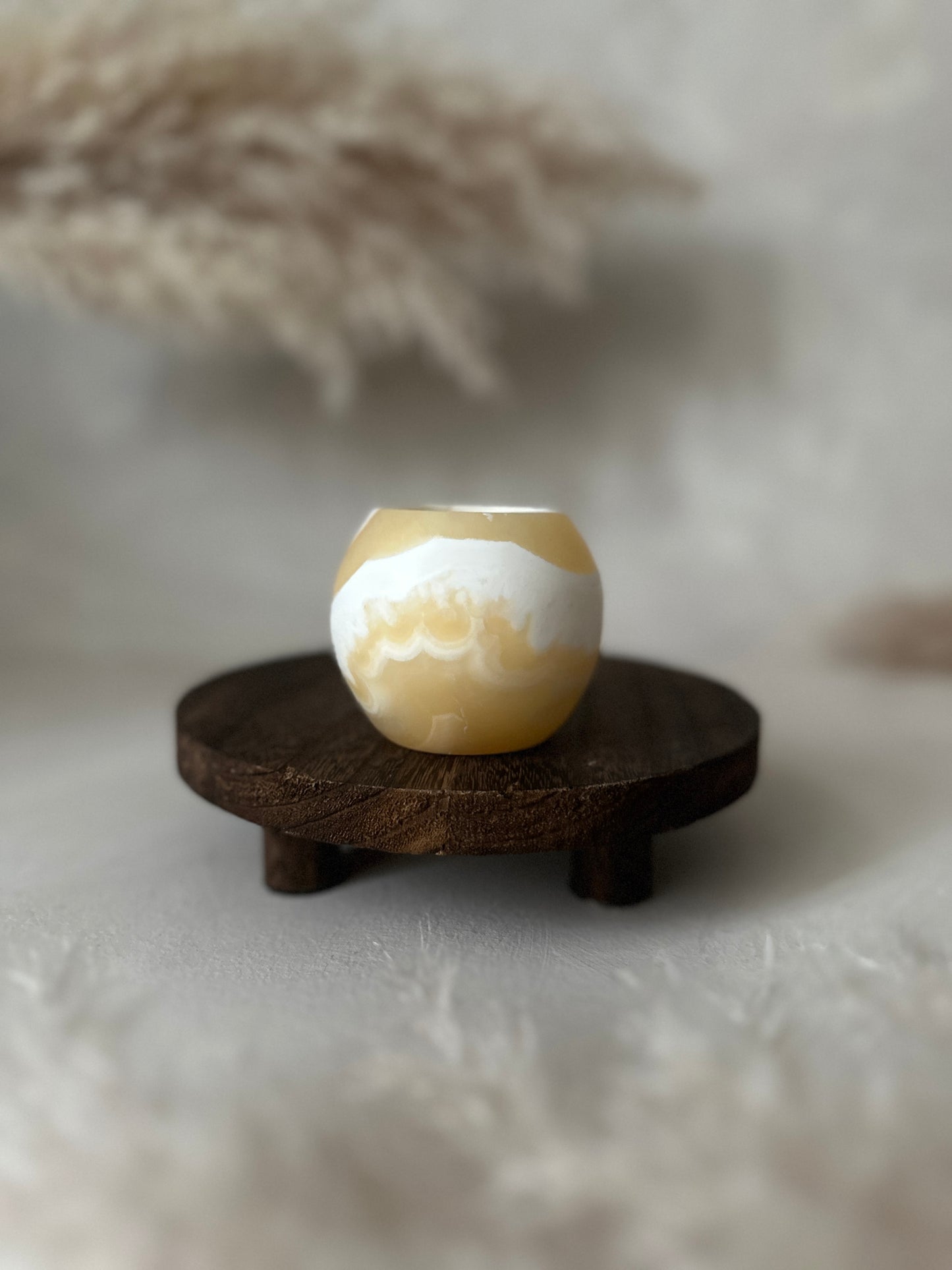 Natürliche Maserung prägt den Roya the Brand Yusa Kerzenhalter ruhig.