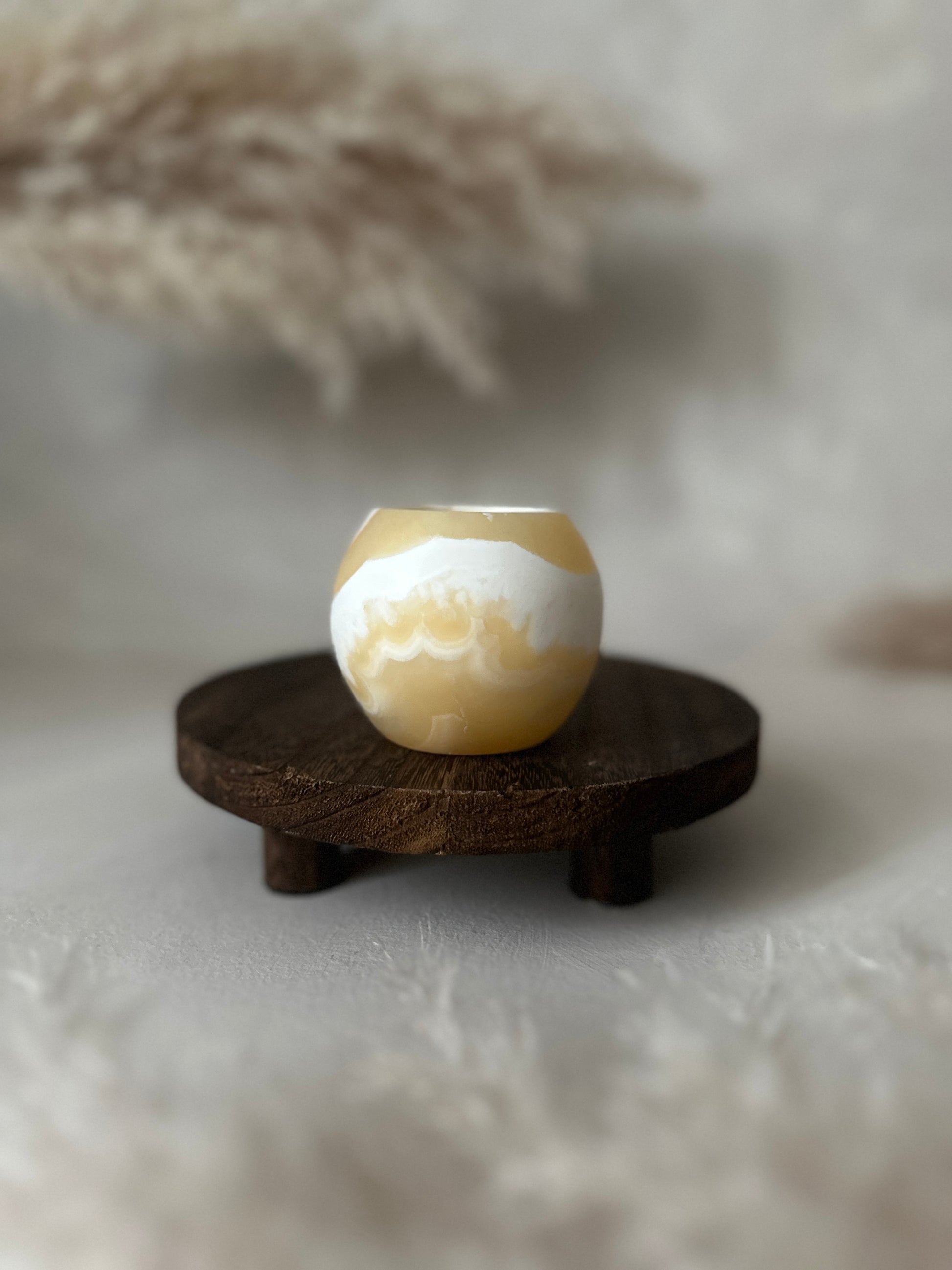 Natürliche Maserung prägt den Roya the Brand Yusa Kerzenhalter ruhig.