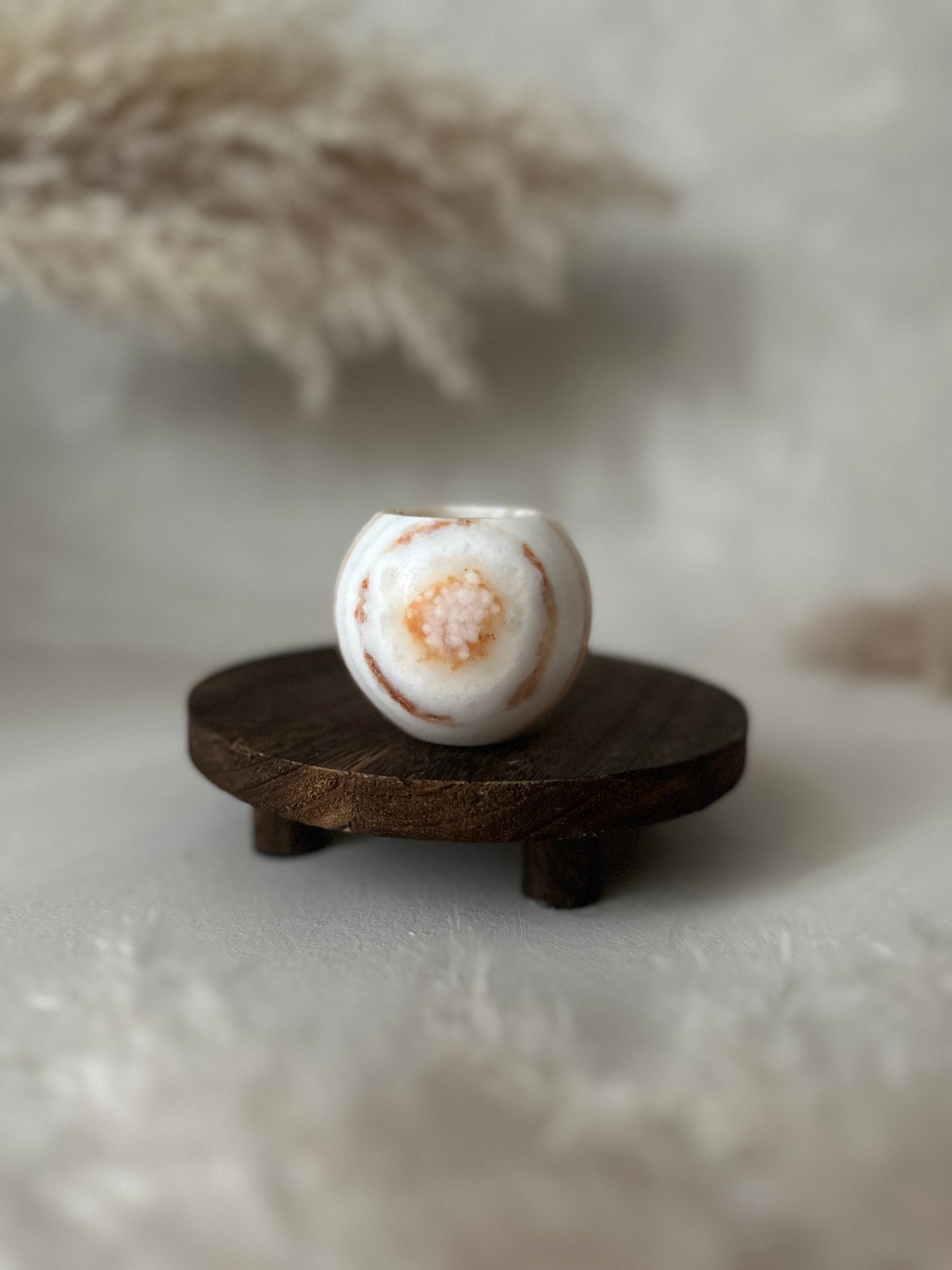 Natürlicher Alabaster zeigt den Roya the Brand Sorana Kerzenhalter ruhig.