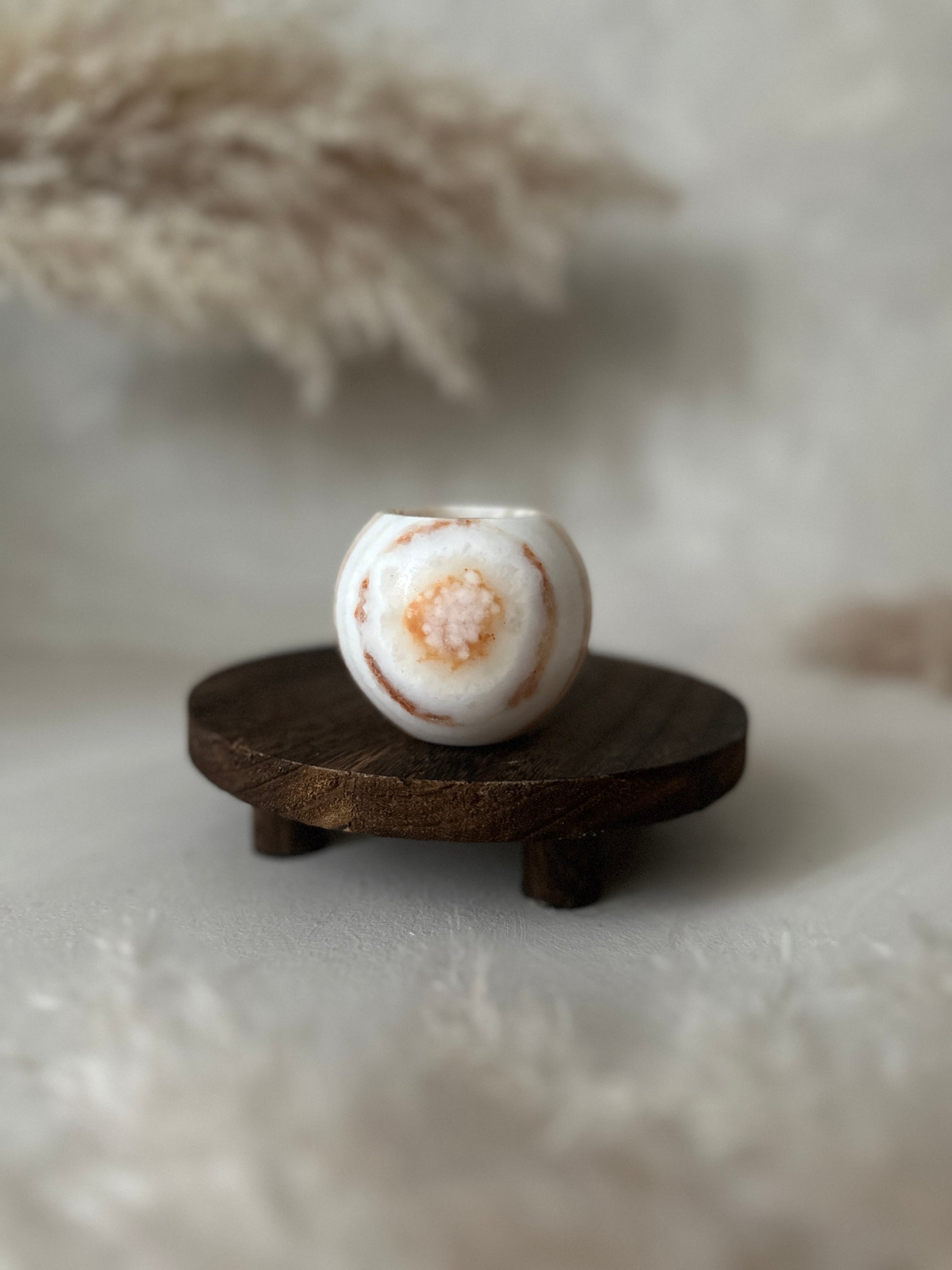 Natürlicher Alabaster zeigt den Roya the Brand Sorana Kerzenhalter ruhig.