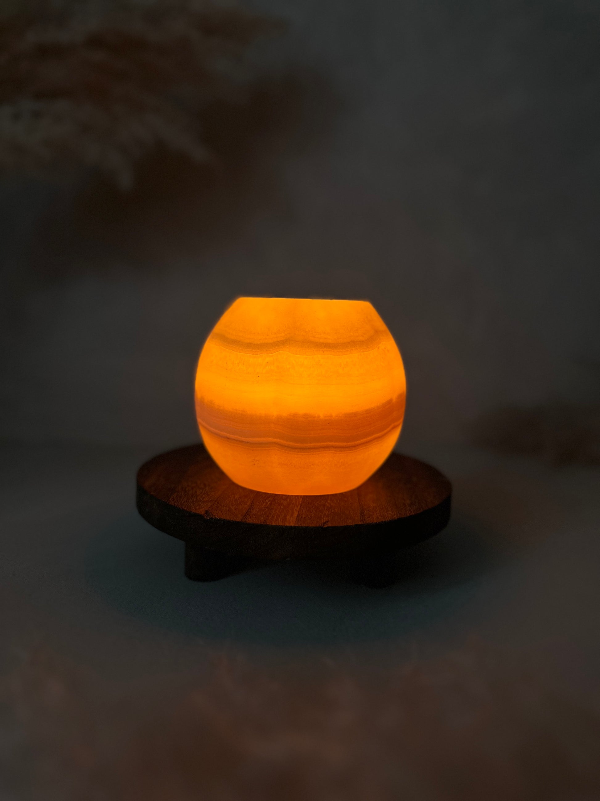 Leuchtender Effekt hebt den Roya the Brand Terra Kerzenhalter hervor.