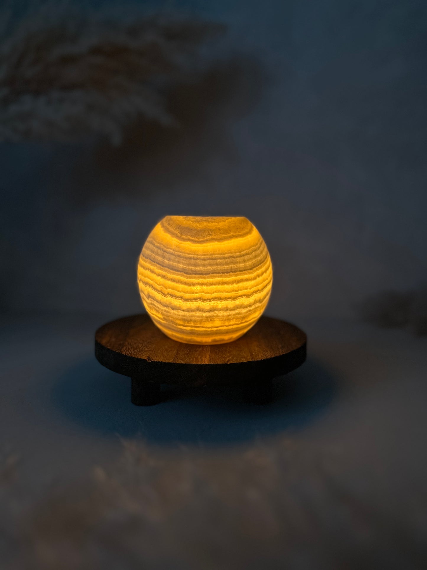 Warmes Licht durchleuchtet den Roya the Brand Avara Kerzenhalter intensiv.