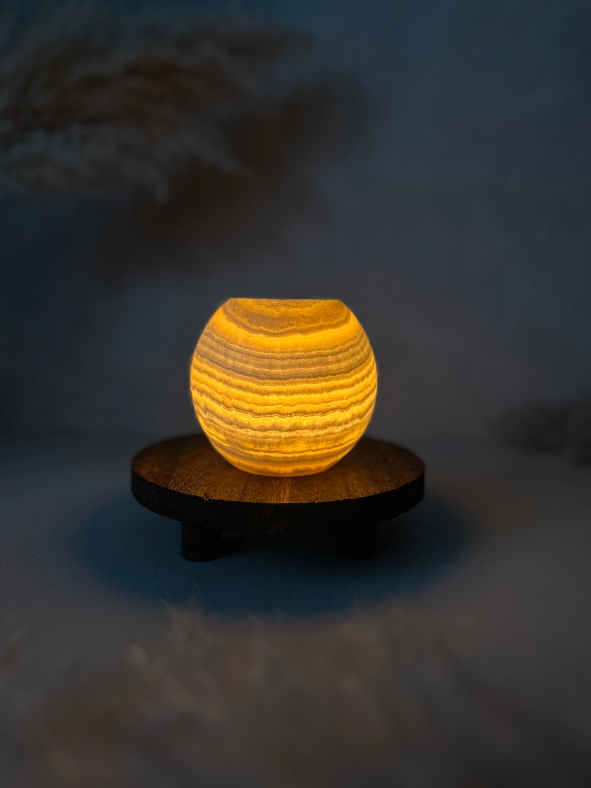 Warmes Licht durchleuchtet den Roya the Brand Avara Kerzenhalter intensiv.