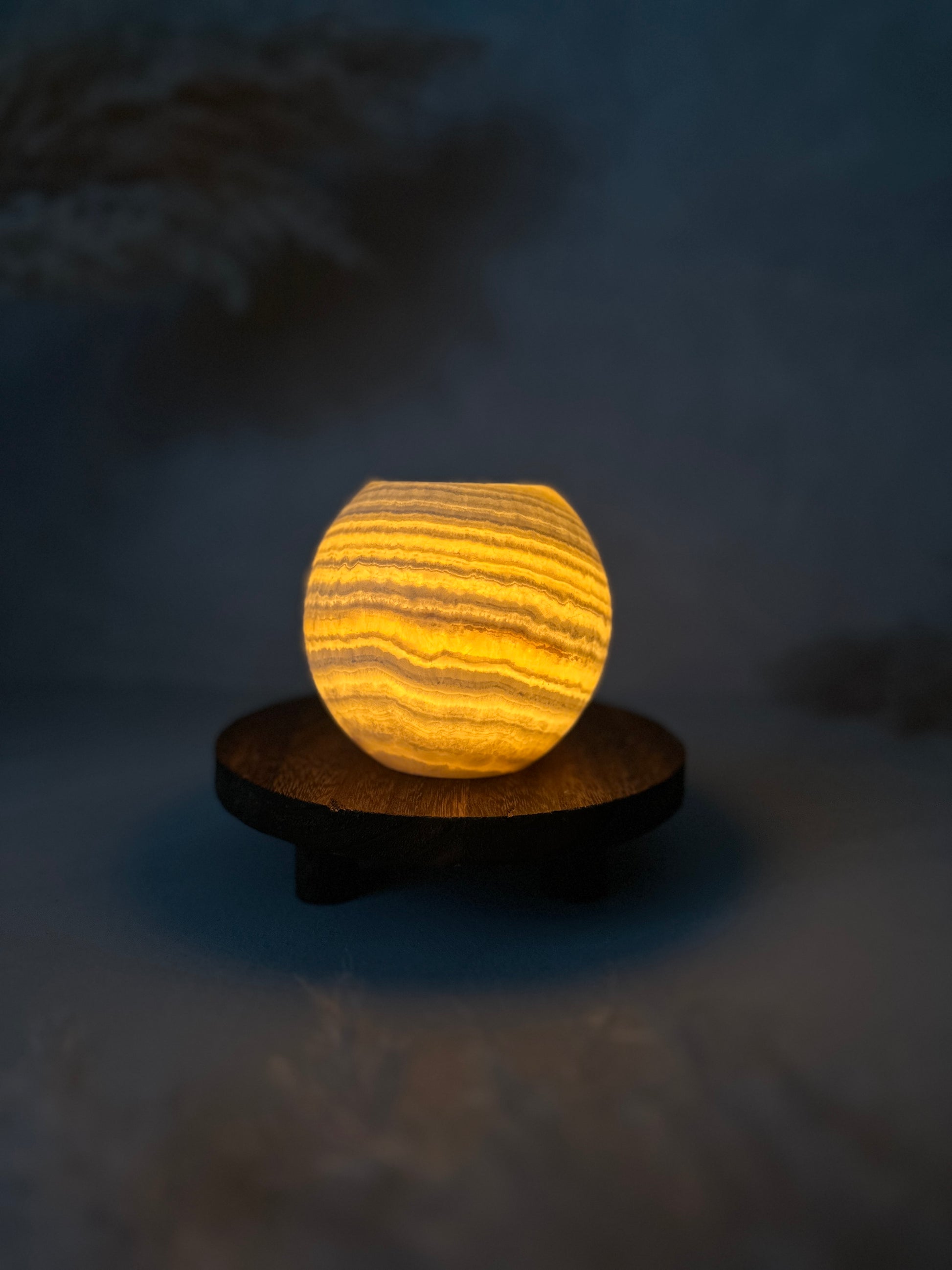 Leuchtender Effekt hebt den Roya the Brand Avara Kerzenhalter hervor.