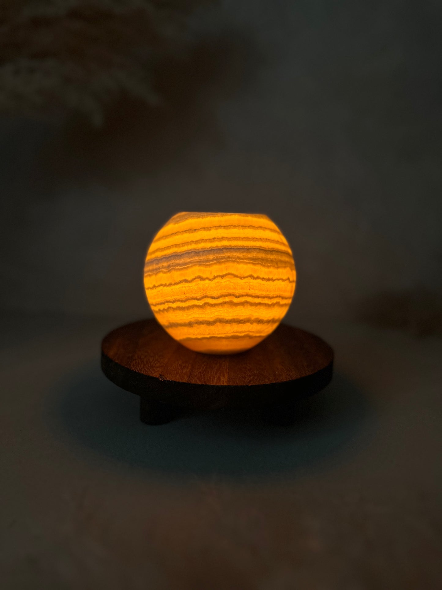 Leuchtender Effekt hebt den Roya the Brand Naima Kerzenhalter deutlich hervor.