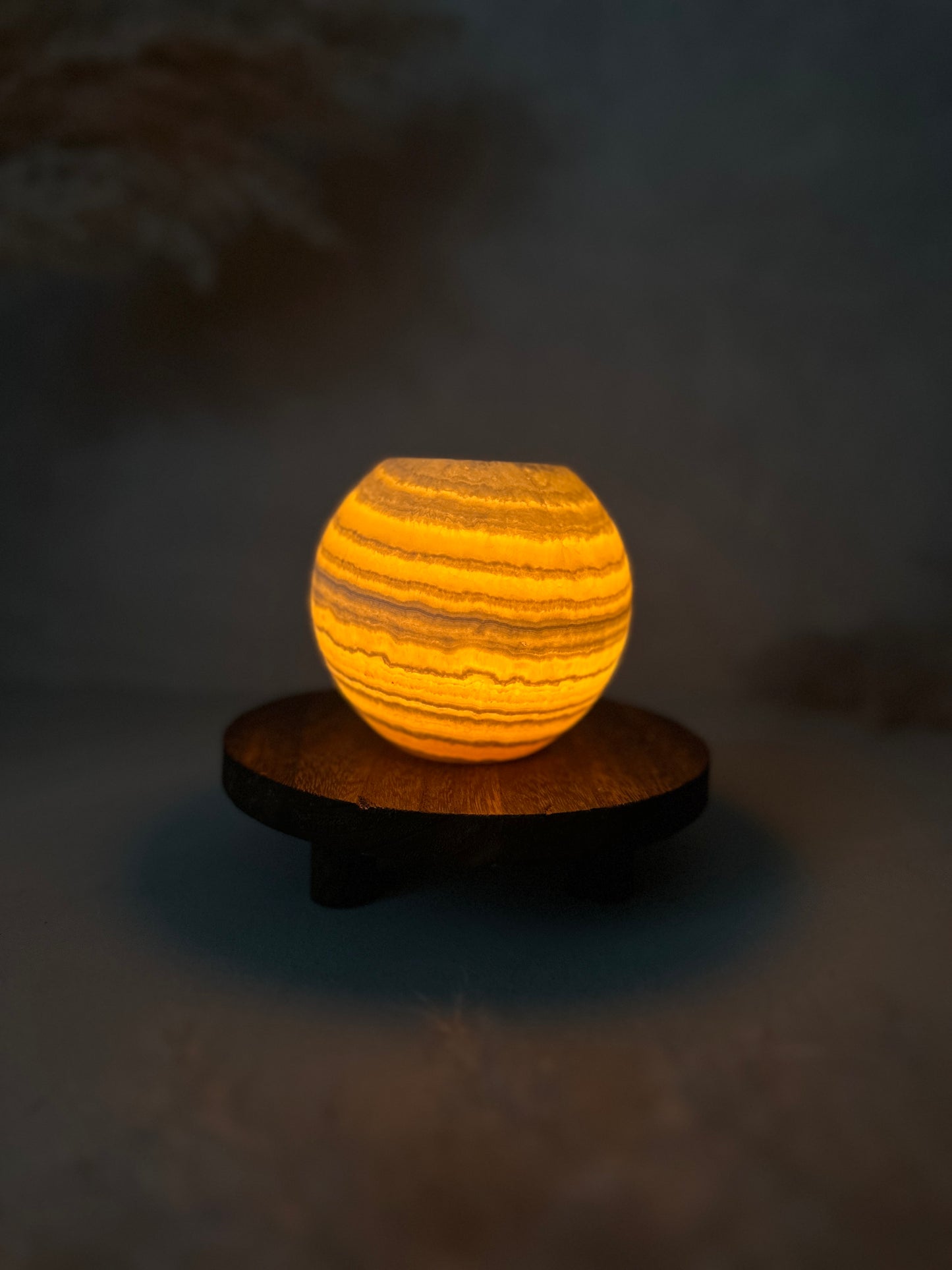 Warmes Leuchten durchzieht den Roya the Brand Naima Kerzenhalter sanft.