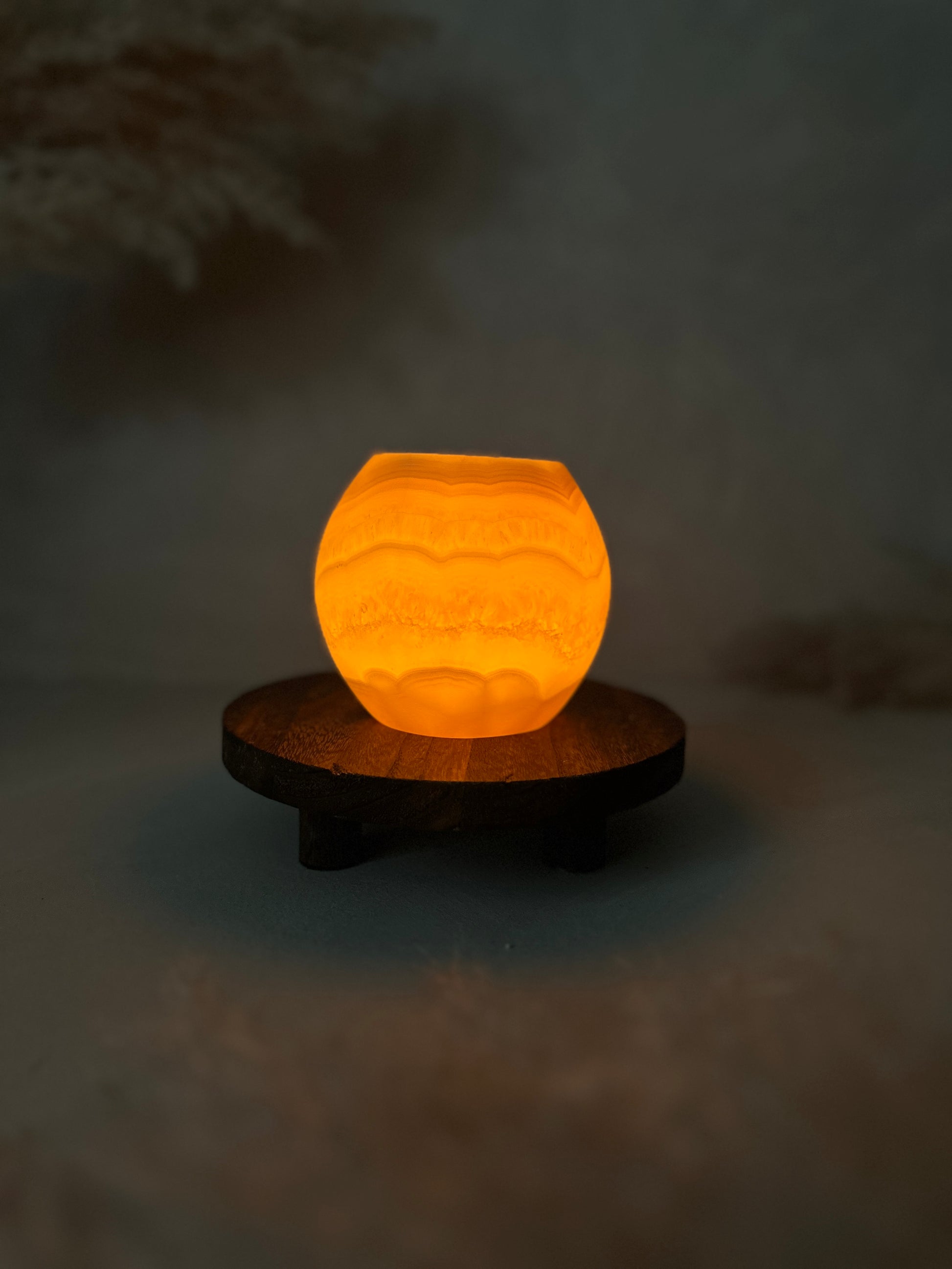 Warmes Licht durchleuchtet den Roya the Brand Ember Kerzenhalter intensiv.