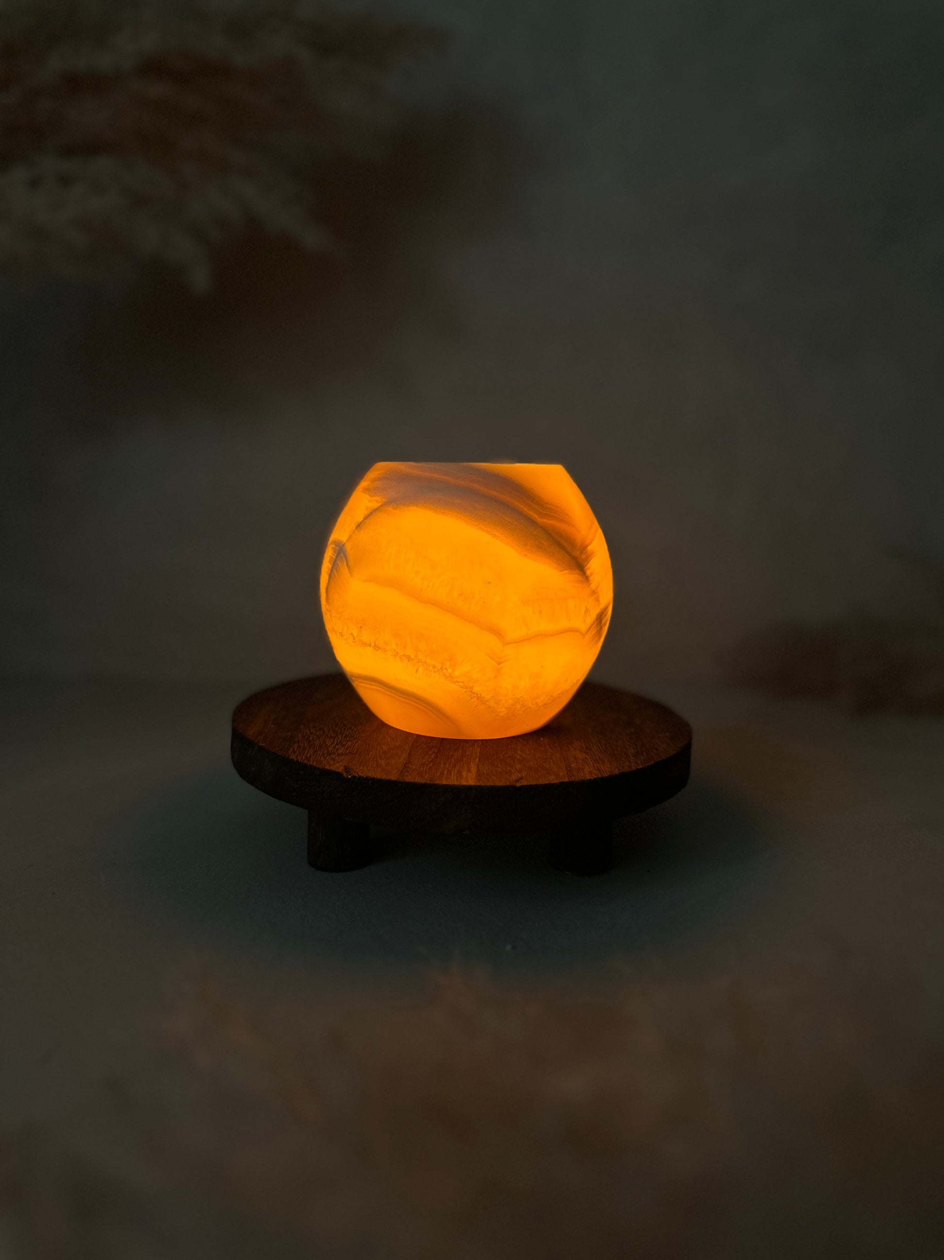 Leuchtender Effekt hebt den Roya the Brand Ember Kerzenhalter hervor.